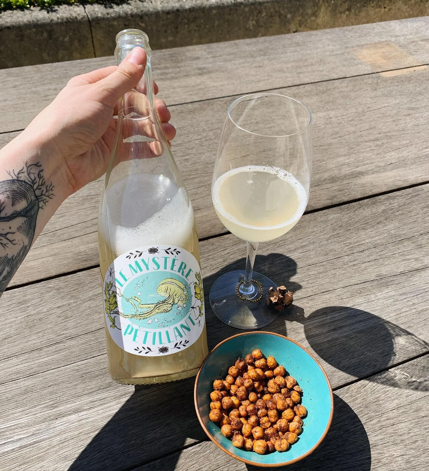 Happy May Day!! πΎ It’s a perfect day to open up a bottle of bubbly and celebrate! π₯ Our Mystère Pétillant 2022 will be available soon, we’ll keep you posted. π #mayday #vappu #lemysterepetillant #charivariwines