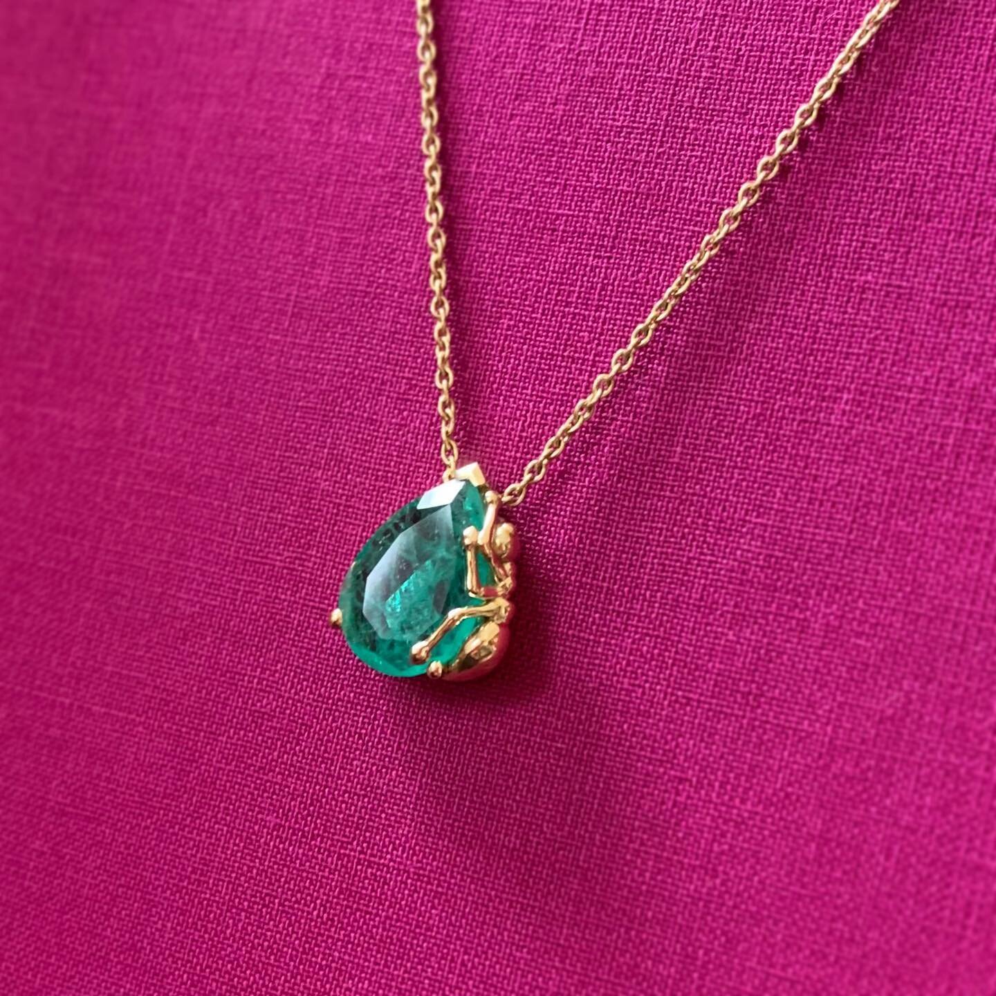 Every jewel tells its own story - this necklace was commissioned to commemorate a couple&rsquo;s South American adventure by showcasing the emerald that they discovered on their travels. 🐜 
🟢
🟢
🟢
#emerald #finejewellery #bespoke #comission #loveg
