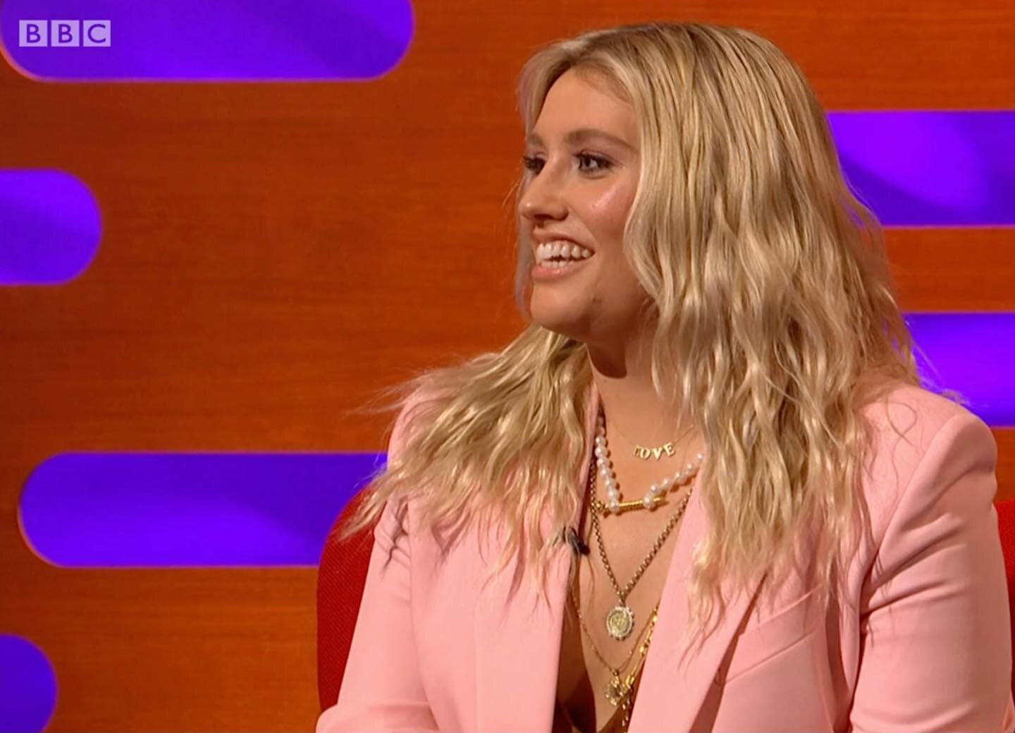 Ella Henderson nailing her performance and her FWJ x @motley La Peregrina Necklace live on the @thegrahamnortonshowofficial 🎹❤️
