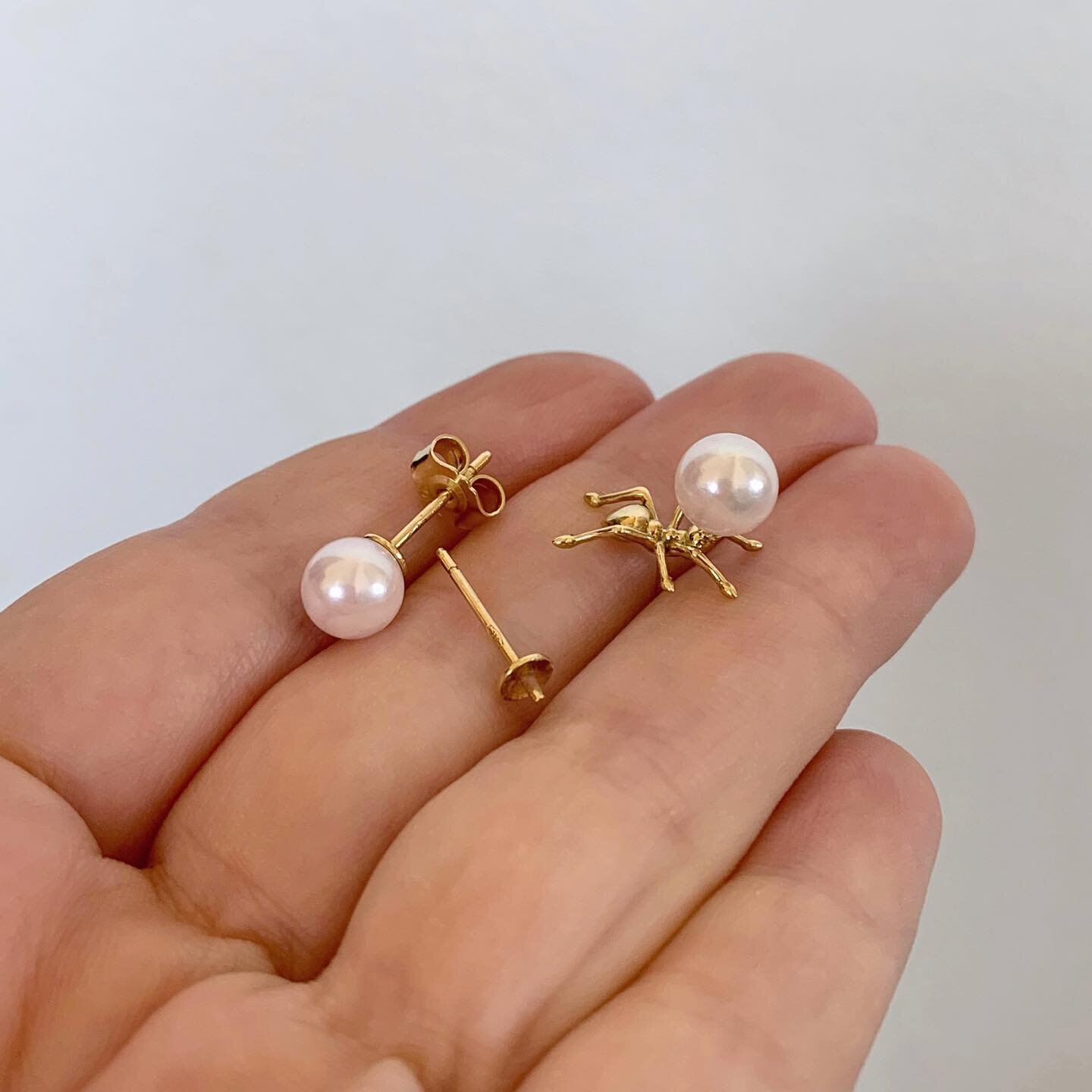 Thieves Stud Earrings in progress - 18ct gold and Akoya pearls 🐜
⚪️
⚪️
⚪️
⚪️
#pearlearrings #ant #beastie #surrealjewelry #surreal #franceswadsworthjones #pearls #finejewellery #finejewlry #bespoke