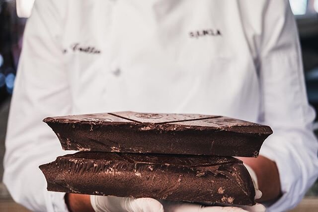 Hello, we&rsquo;re Sjukla 👋🏻 If you&rsquo;re new to our brand, we&rsquo;re local to Port Elizabeth, producing artisanal pralines and chocolate slabs by hand 🙌🏻 Bonus feature, our dark chocolate slabs are also vegan! Our slabs are back in stock @m