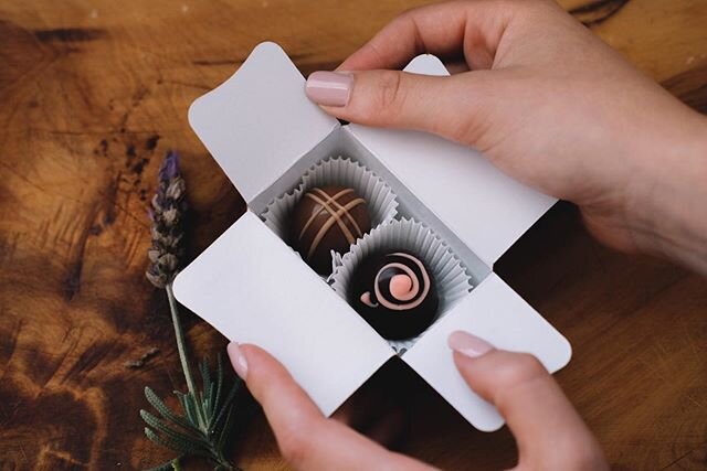 While we can&rsquo;t all see our mom&rsquo;s for Mother&rsquo;s Day during lockdown, why not send her a Sjukla treat and let her know you&rsquo;re thinking about her 🥰 
Our Mother&rsquo;s Day boxes include seasonal lavender pralines and we can arran