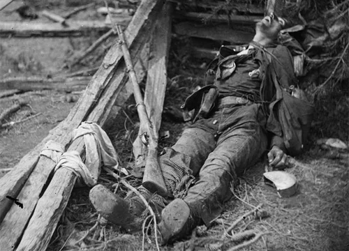 Dead soldier of Ramseur’s Brigade with Enfield rifle and appears to wear a dark jacket. Note the various pieces of Federal accoutrements. Also visible is an uncovered Federal smoothside canteen. His cartridge box appears to be worn on his belt. ( LOC#: LC-B811- 723 )