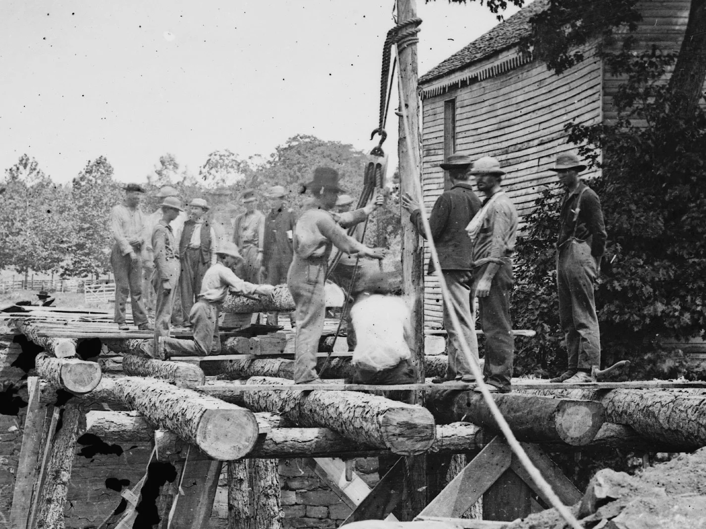 August, 1862. At Fauquier Sulphur Springs, Va., these troops building a bridge across the Rappahannock show almost an even split between pant colors. (LOC#: LC-B815-513)