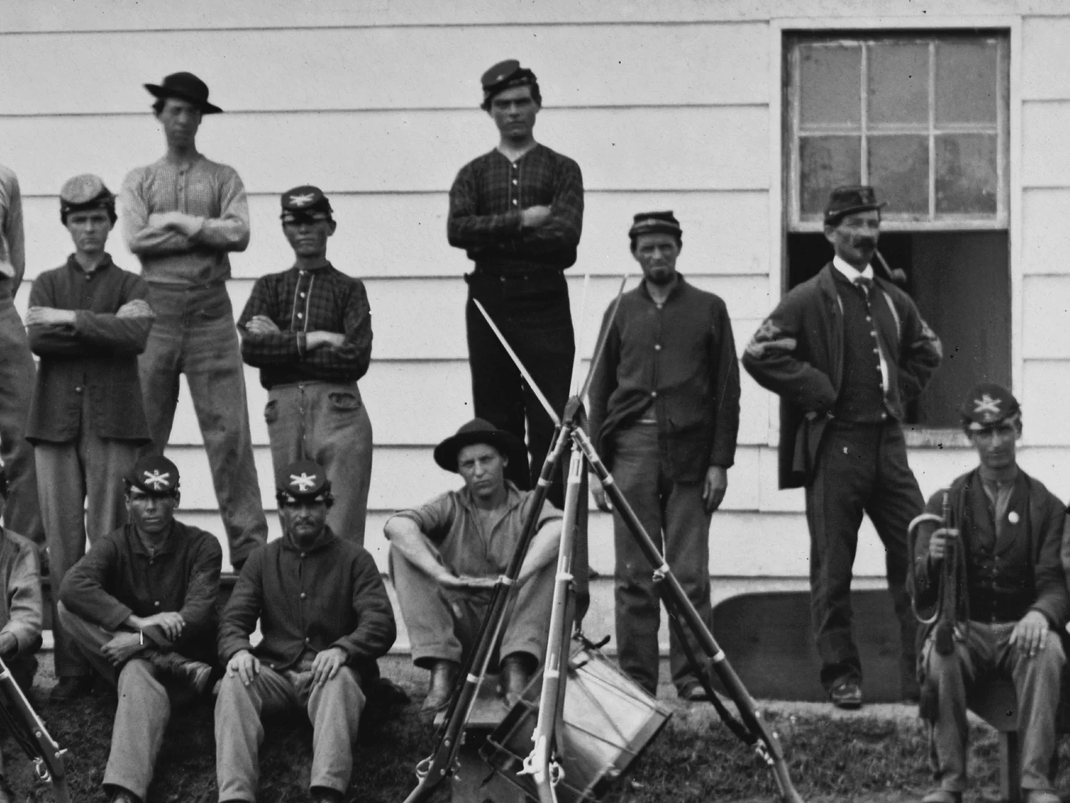 September, 1865 Even later in 1865, an enlisted man in the Massachusetts Heavy Artillery at Ft. Stevens is seen in dark blue trousers. The Ordnance Sgt. might also have dark blue pants, but it is difficult to tell. (LOC#: LC-B817-7897)