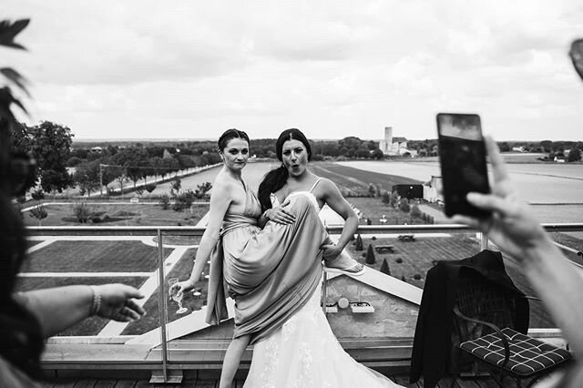 1 year (and a bit) down, happy anniversary to you both! (sorry @iamrossturner 😘😂) @lizzie210293
@mrsjessicaturner
@chateaudejalesnesofficial
#weddingmakeup
#chateaudejalesnes
#destinationwedding
#londonweddingphotography #londonweddingphotographer 