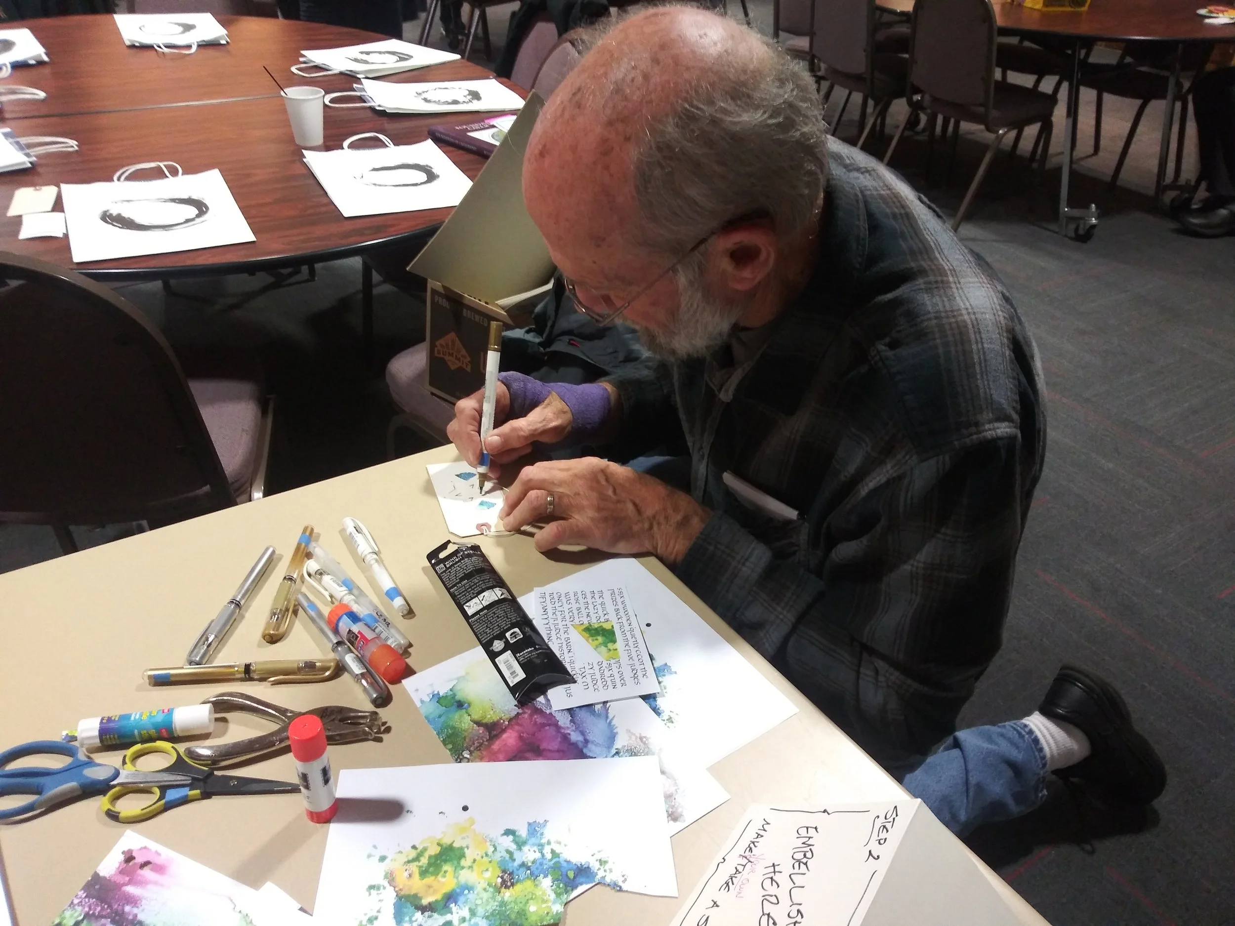 Gary Feyen creates “Mini Art in a Minit” at the Demo Corner.
