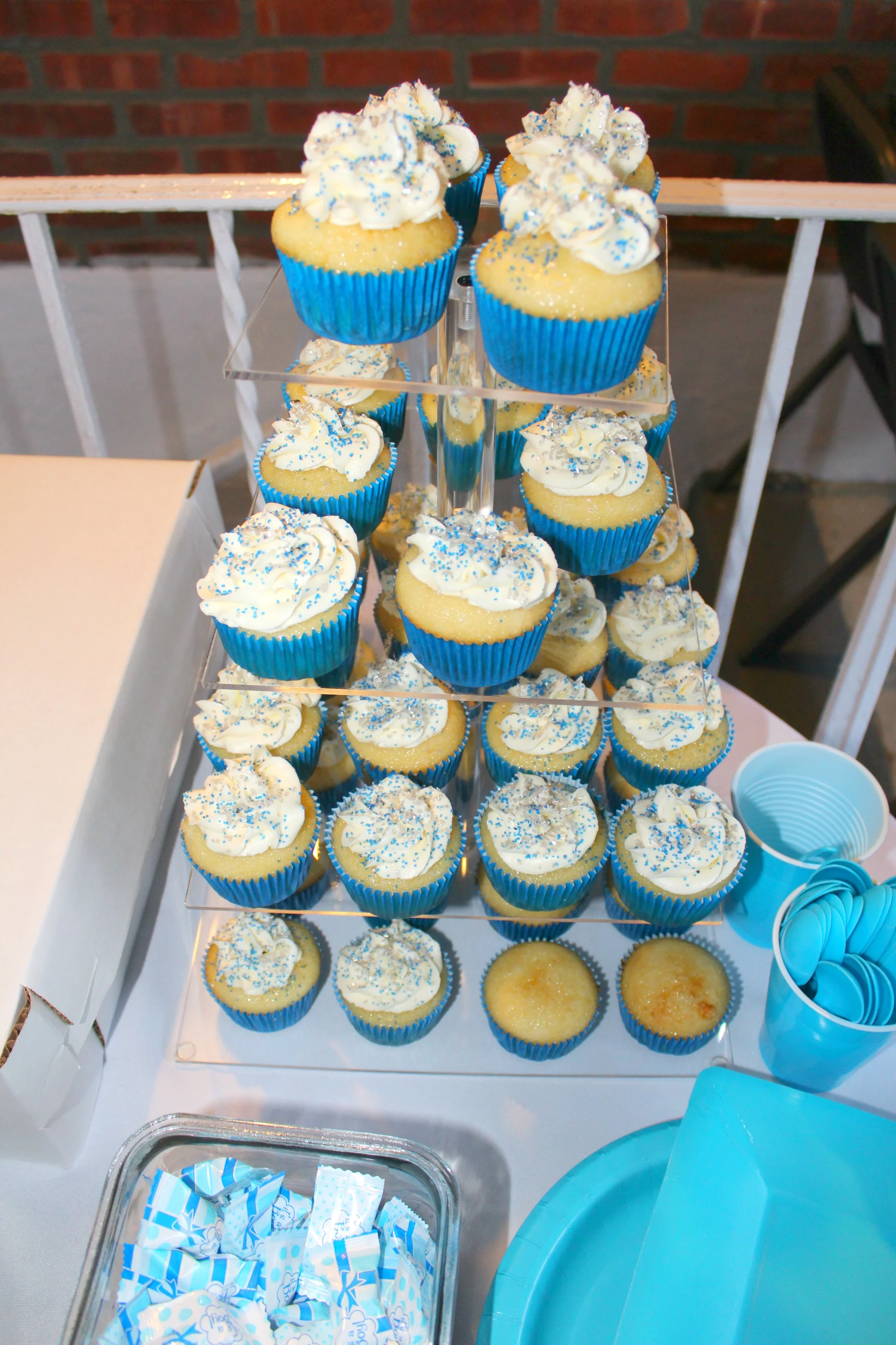 My Sister-in-Law made these yummy cupcakes that were a huge hit. They were hmnn hmnn good!