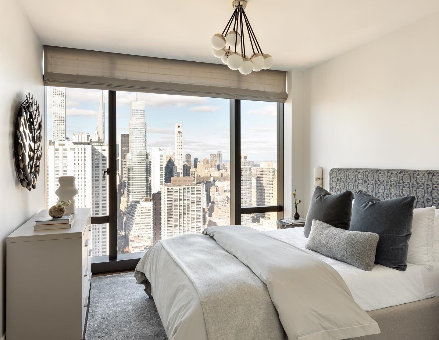 Good morning NYC - let&rsquo;s do this 2023!
Guest bedroom from our @suttontower project
Photo @reganwoodphoto 
Design @amykalikowdesign 

#bedroom #views #vintage #custom #interiordesign #designer #moderndesign #cozy #nyc