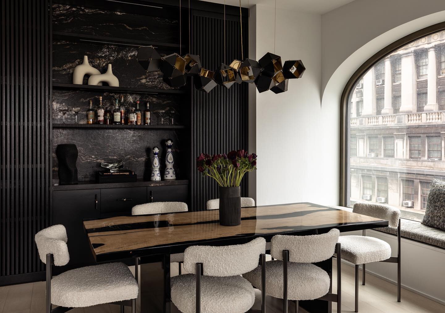 Just love this bar&hellip;and the dining area ain&rsquo;t bad either 😁 

Photo reganwoodphoto 
Design amy kalikow design 

#nyc  #nyliving #apartment #downtown #barinspiration #bar #diningroom #custom #millwork #designer #nycdesigner