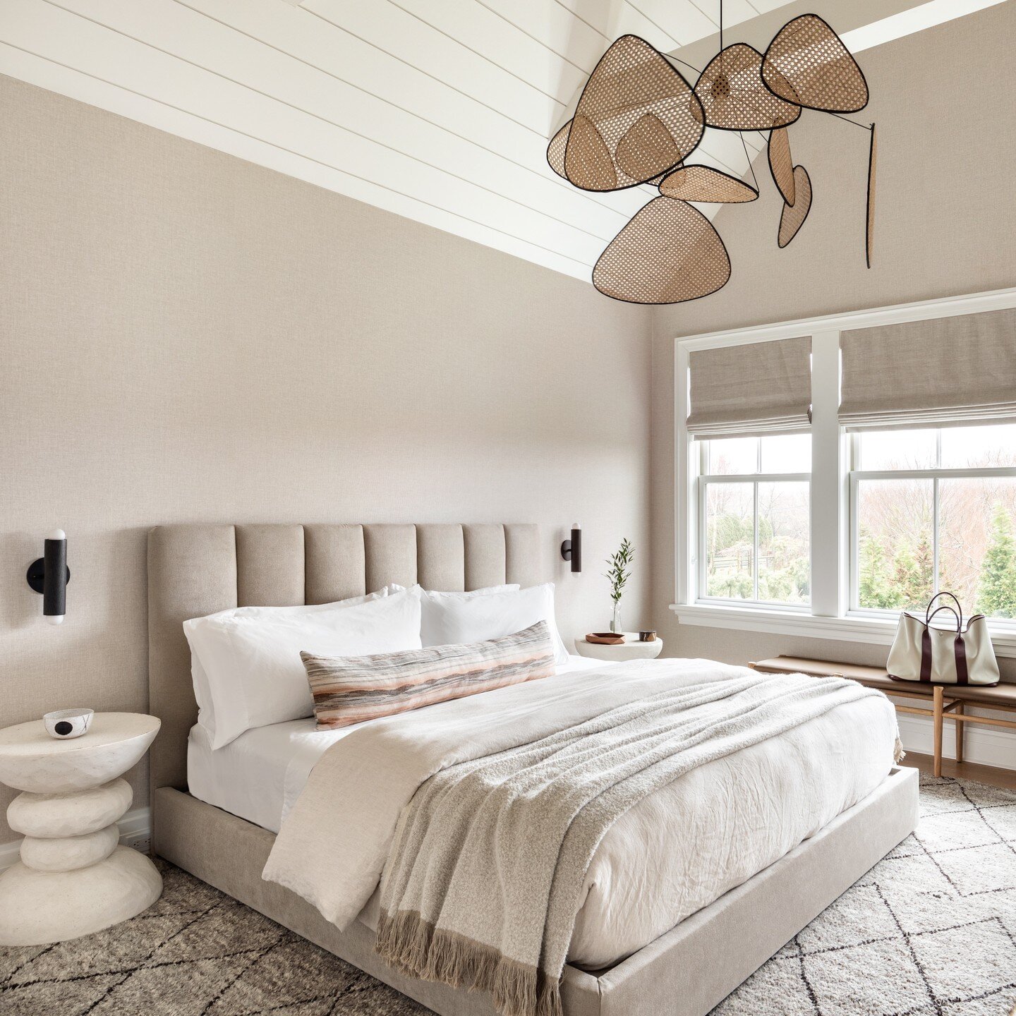 Counting the days till summer...beachy feels from this hamptons bedroom - design #amykalikowdesign photo @reganwoodphoto