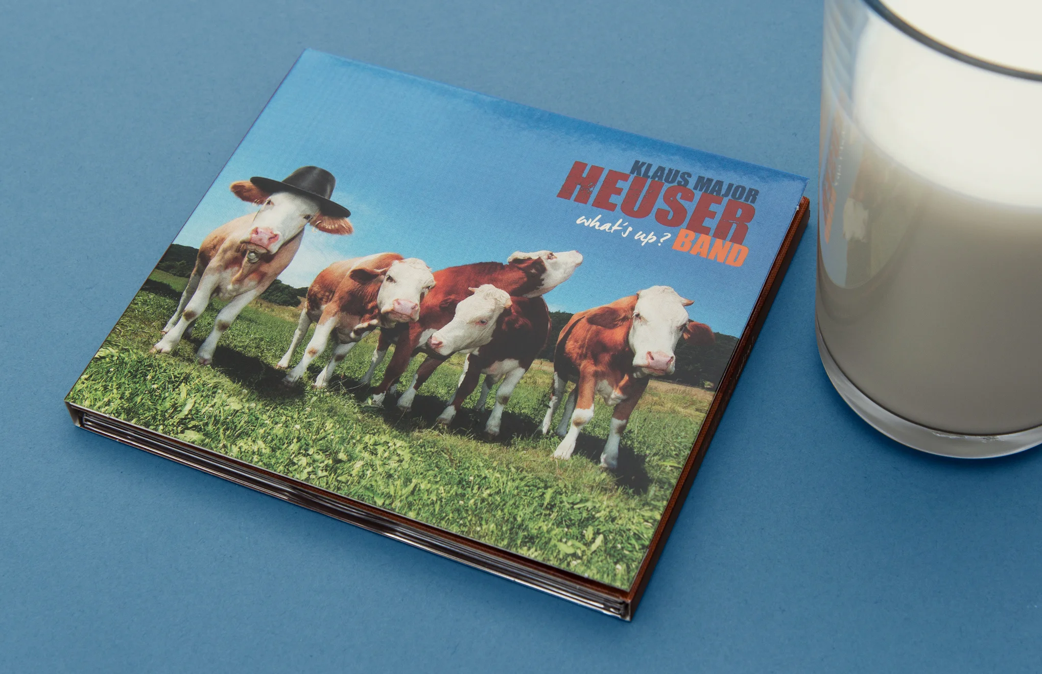 Glas Milch / Kühe auf der Weide / Artwork für das CD-Cover, "What´s up?" von der Klaus Major Heuser Band. Gestaltung von den kölner Grafikern sons of ipanema.