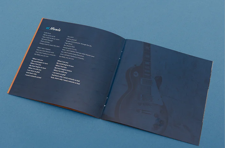 Lyrics im Booklet auf Hintergrund mit Gitarre von dem Album "What´s up?" von der Klaus Major Heuser Band. Gestaltung von den kölner Grafikdesignern sons of ipanema.