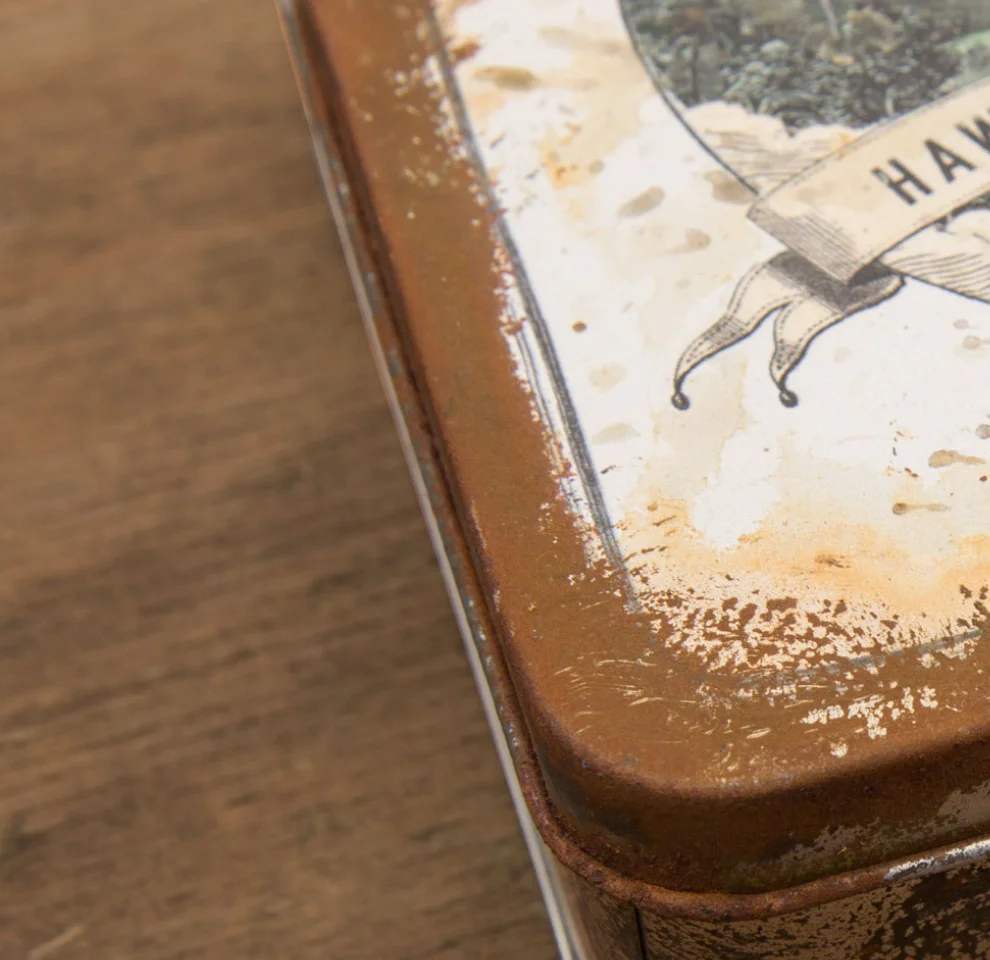 Verpackung rostige Metallbox für "Hawaiianischer Schnee" von Umse erstellt von den sons of ipanema in Köln.