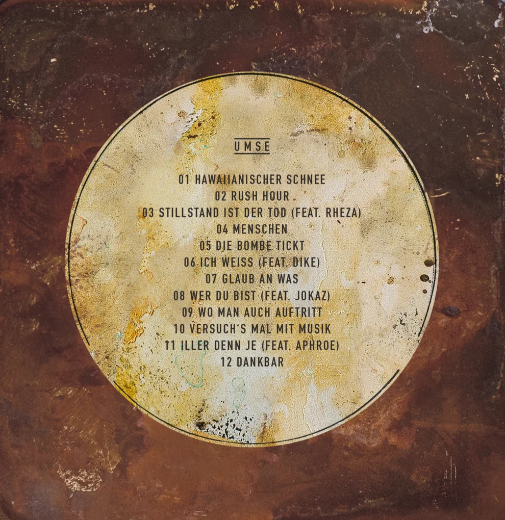 Covergestaltung von den sons of ipanema für Umse´s Album "Hawaiianischer Schnee" mit den Songs Rush Hour, Stillstand ist der Tod, Menschen, Die Bombe Tickt, Ich Weiss, Glaub an Was, Wer du bist, Wo man auch auftritt, Versuch´s mal mit Musik, Iller den Je, Dankbar.