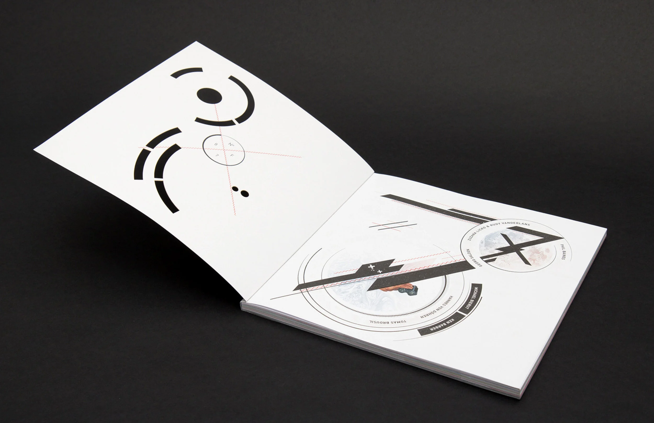 Cover vom 8 Faces Magazin aus England. Mit Illustration und Stanzung aus Kreisen featuring Michael Bierut, Ken Barber, Hannes von Döhren, Tomas Brousil, Georg Salden, Zuzana Licko, Rudy Vanderlans und Phil Baines. Gestaltung und Layout von dem Studio für Kommunikationsdesign sons of ipanema.