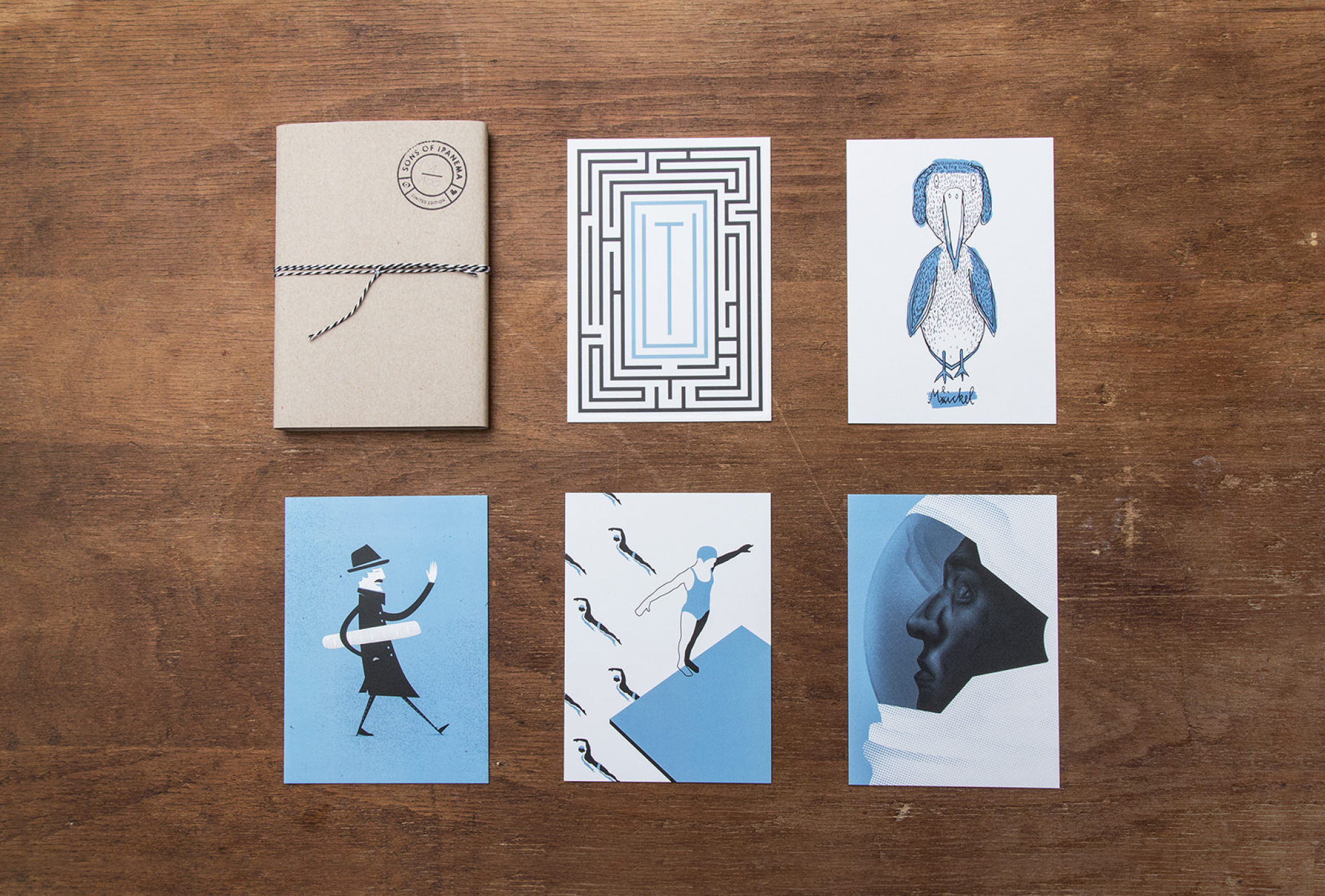 Illustrationsset von 5 Karten im Rahmen der 50/50 Spendenaktion von den sons of ipanema, Grafikdesign aus Köln. Motive; Labyrinth, kleiner Vogel, Meickel, Schnabel, Flügel. Mann mit Baguette, schwarzer Mantel, Schwimmbad, Sprungturm, Badeanzug, Kraulen, Astronaut.