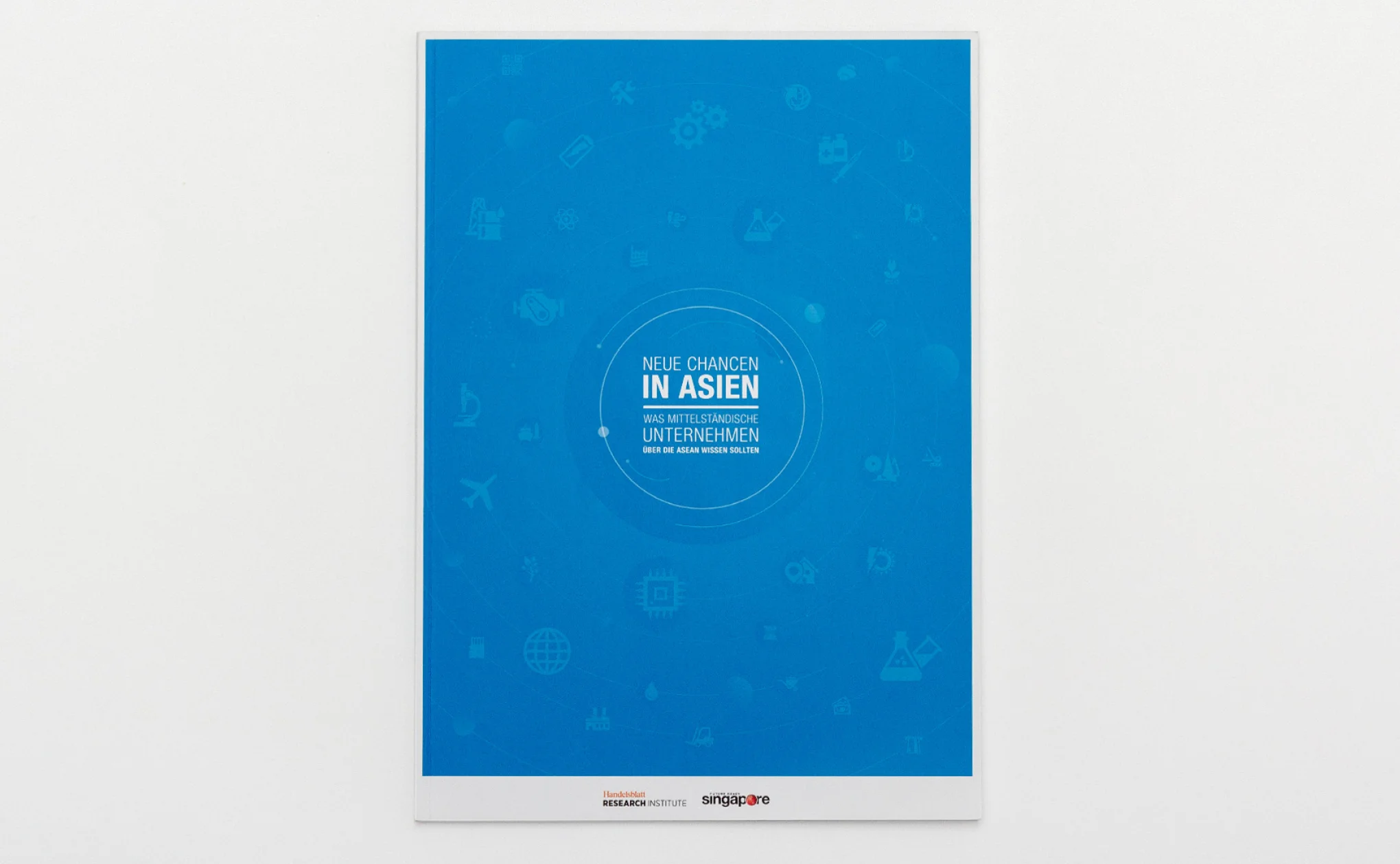 Factbook Asean - Neue Chancen in Asien. Was mittelständische Unternehmen über die Asean wissen sollten. Design-Konzept und Layout von den sons of ipanema in Zusammenarbeit mit buntebrause und dem Handelsblatt Research Institute.