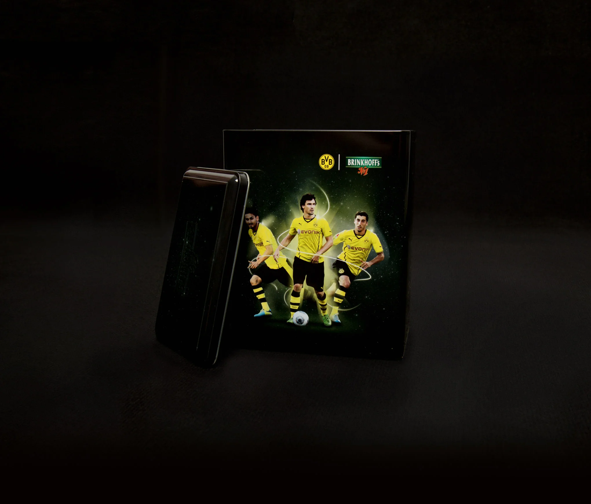 Für die Brinkhoff’s BVB Edition haben die sons of ipanema mehrere composing-Motive entwickelt, die auf Metall-Verpackungen verewigt und mit Bierdosen befüllt in den Verkauf gebracht wurden. Marcel Schmelzer, Pierre-Emerick Aubameyang und Kevin Großkreutz, Mats Hummels, Ilkay Gündogan, Henrikh Mkhitaryan, Marco Reus, Roman Weidenfeller, Sebastian Kehl.