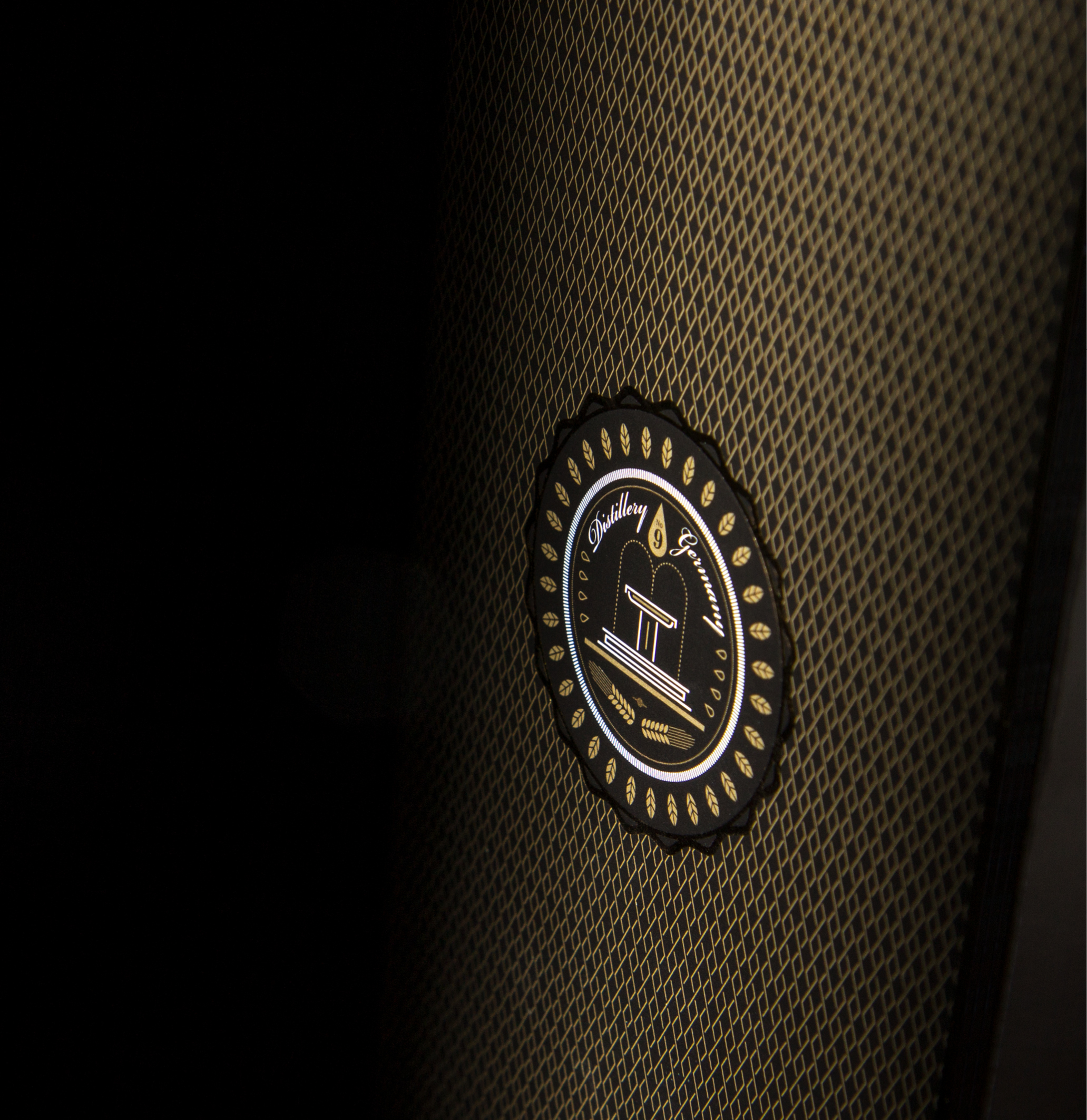 Packaging Design und Signet-Entwicklung für eine hochwertige Flaschenverpackung eines Whisky aus dem House The Nine Spring