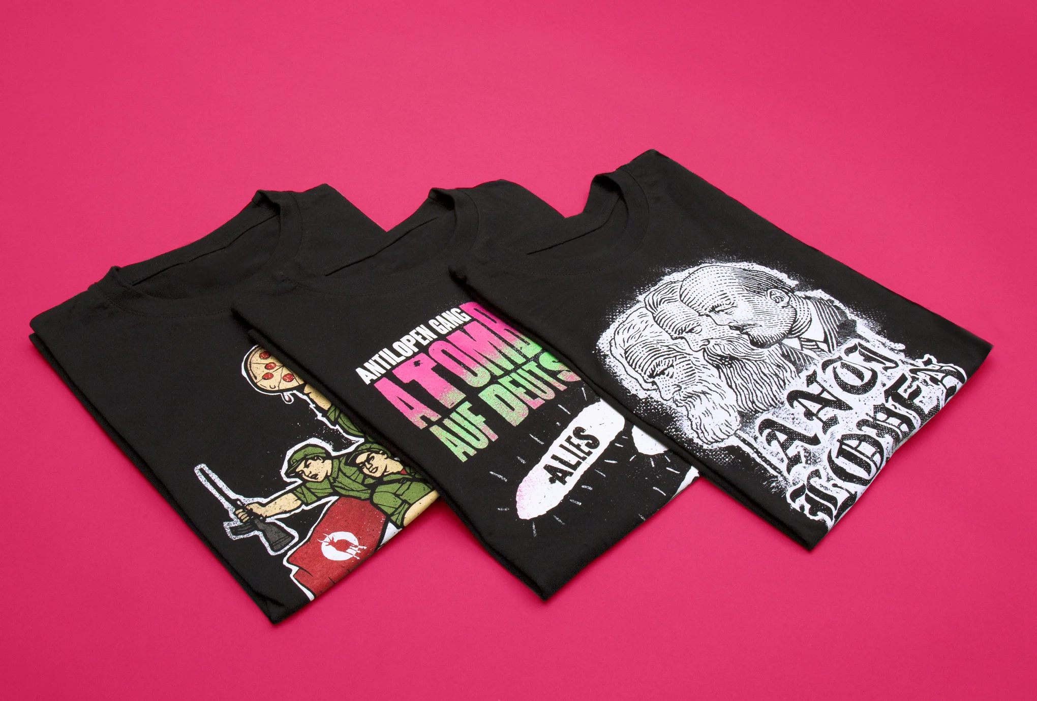 T-Shirt Illustration Pizza und Gewehr, Atombomben auf Deutschland, Liebe Grüsse mit Karl Marx, Wladimir Iljitsch Lenin, Friedrich Engels. Merchandise für die Antilopen Gang von den sons of ipanema einer Agentur für Kommunikation aus Köln.