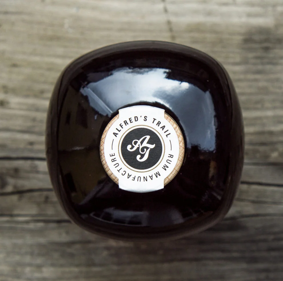 Flasche mit Logo von Alfred´s Trail Rum Manufacture für Number Nine Distillery gestaltet von den sons of ipanema, einem Grafikbüro aus Köln.