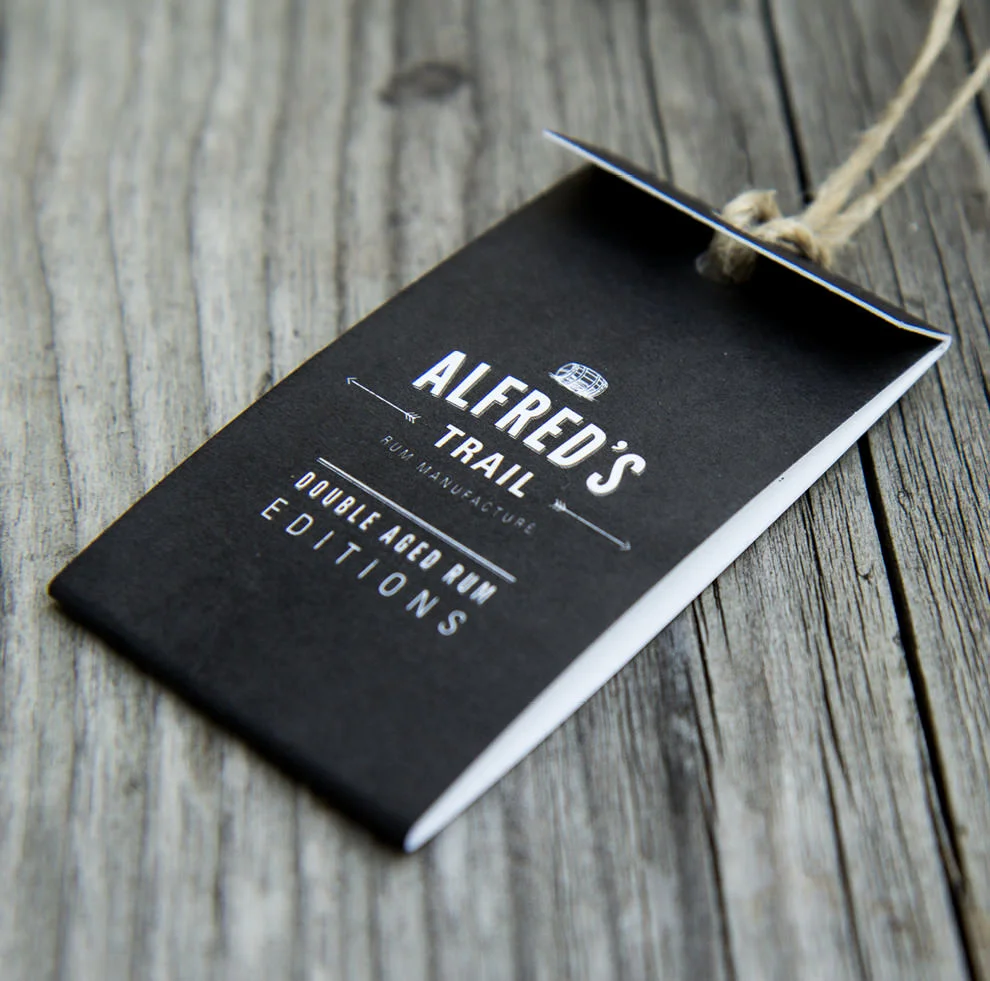 Hangtag der Double Aged Rum Edition für Number Nine Spirituosenmanufaktur / Alfred´s Trail Rum Manufacture. Gestaltung von den sons of ipanema, einem Büro für Kommunikatiosdesign aus Köln.