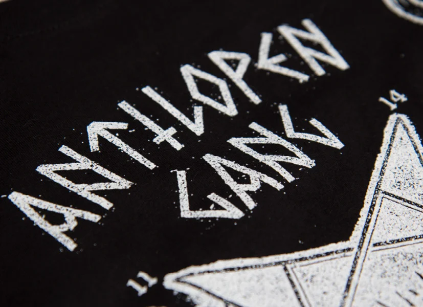 T-Shirt Illustration Pizza und Gewehr, Atombomben auf Deutschland, Liebe Grüsse mit Karl Marx, Wladimir Iljitsch Lenin, Friedrich Engels. Stolze Hörner, stolze Hufe im Metal-Look. Merchandise für die Antilopen Gang von den sons of ipanema einer Agentur für Kommunikation aus Köln.