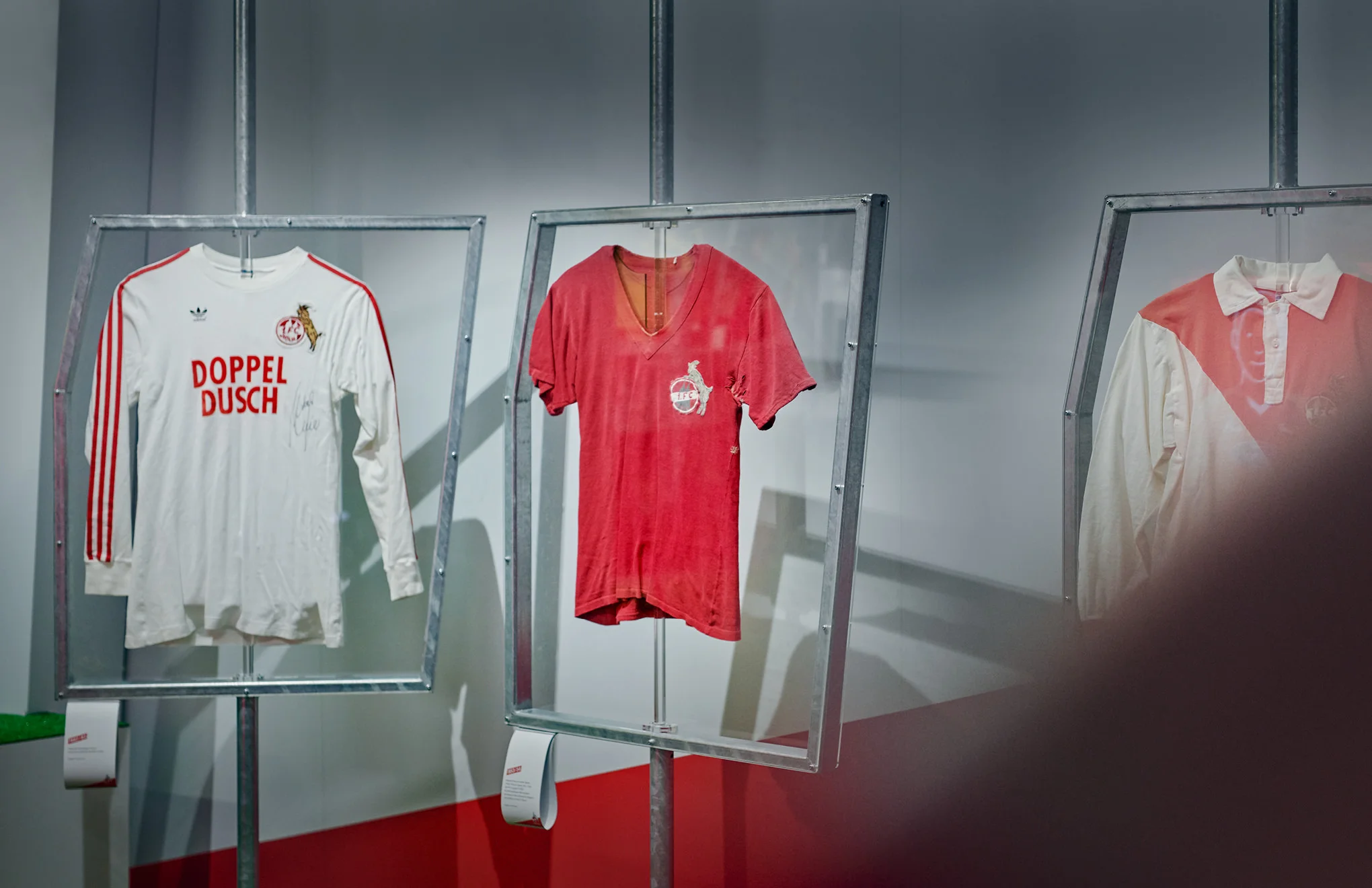 Trikotgalerie in der Ausstellung "70 Jahre FC – Die Zeiten ändern sich, das Gefühl bleibt." des 1. FC Köln, die von den sons of ipanema (Design Studio/Köln) in Zusammenarbeit mit buntebrause und designbauwerk gestaltet wurde.