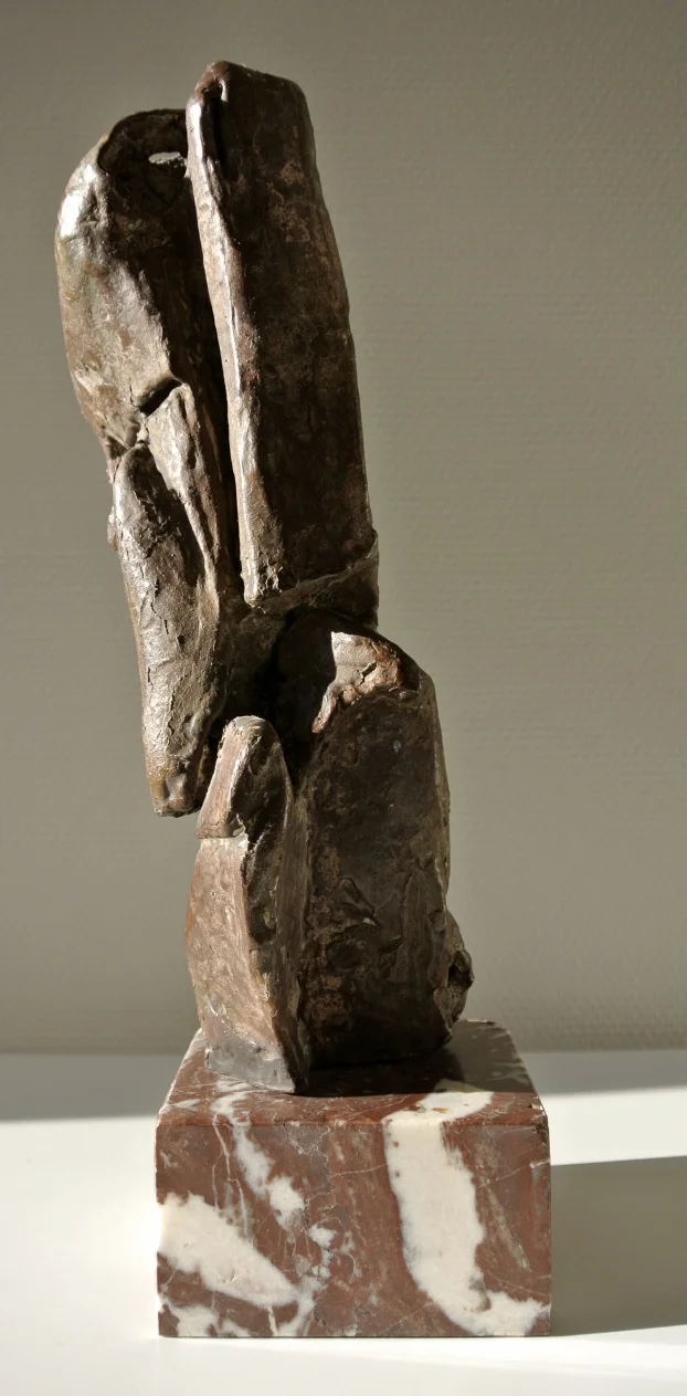 Martine Hennebel - Untitled - 40 cm hoog - Bonze sur marbre