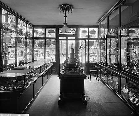 Widdowson & Veale shop, Strand