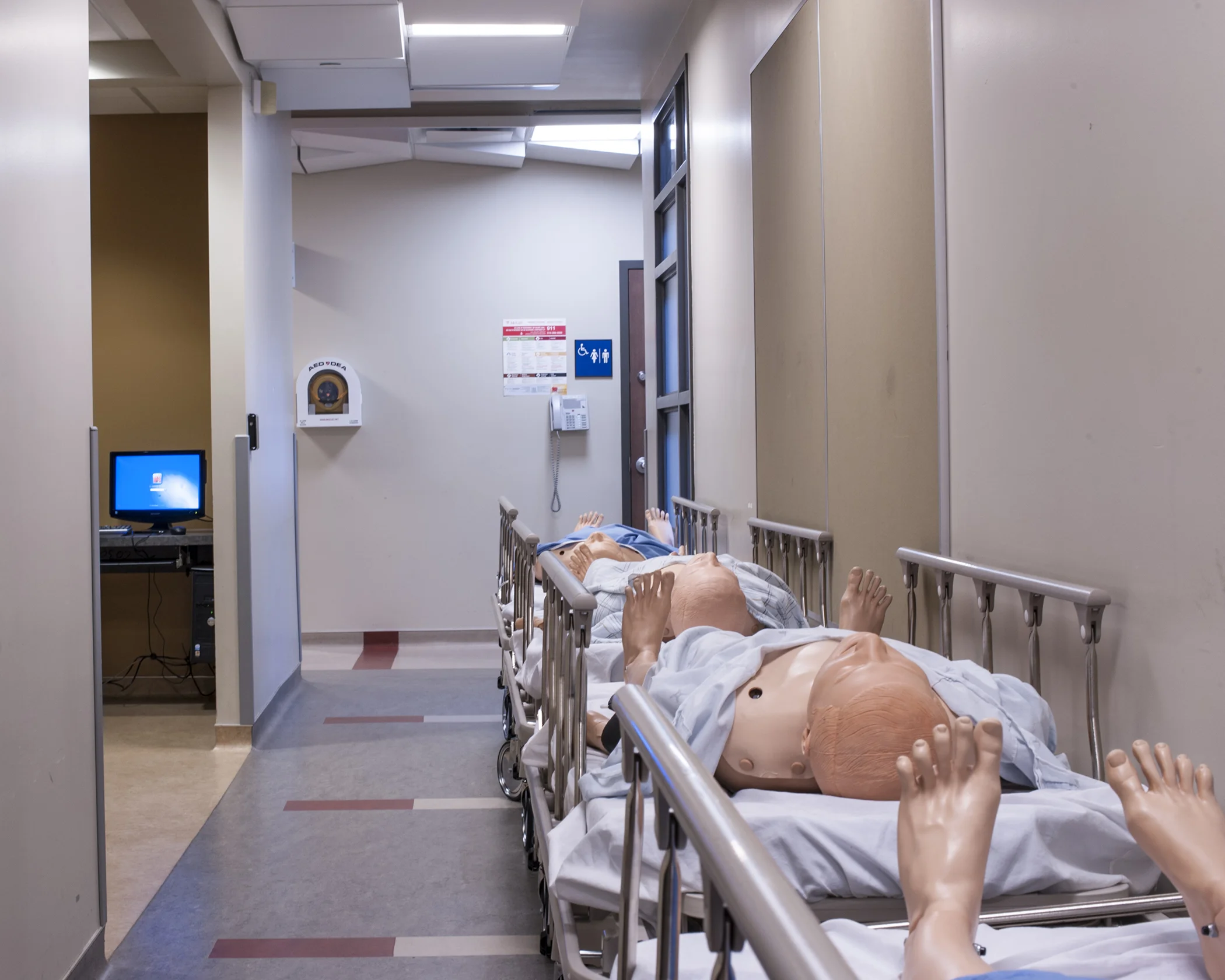 Corridor, Arnold and Belma Steinberg Simulation Centre, McGill Faculty of Medicine, Montréal, Québec, 2014