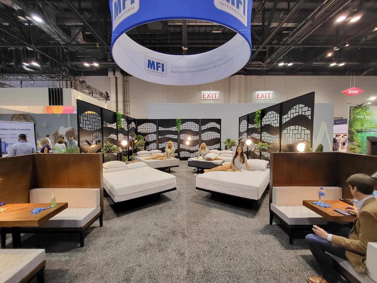MFI International wanted a refresh for their trade booth divider panels. It was important that they could be arranged in any order so we designed a pattern that could accommodate that. Design, fabrication and finishing by Compound. 

📷 @mfiintl 

#d