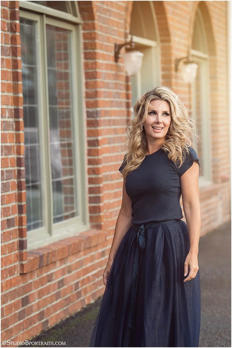 Studio B Portraits beautiful blonde Mom at St Georges Square Issaquah_0101.jpg