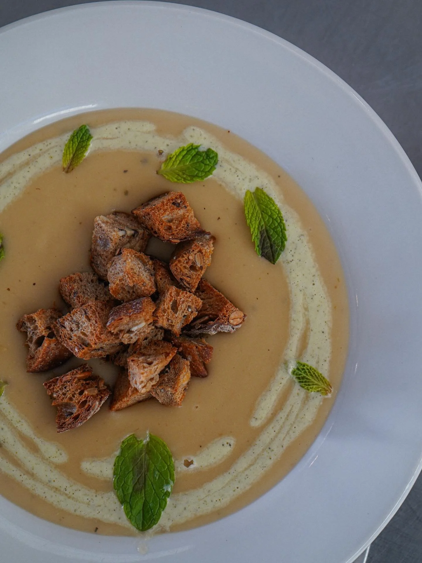 Embracing a cozy autumn here at the homestead ๐ 
•
•
•
#iowafall #walkerhomestead #iowacity #iowaeats #winery