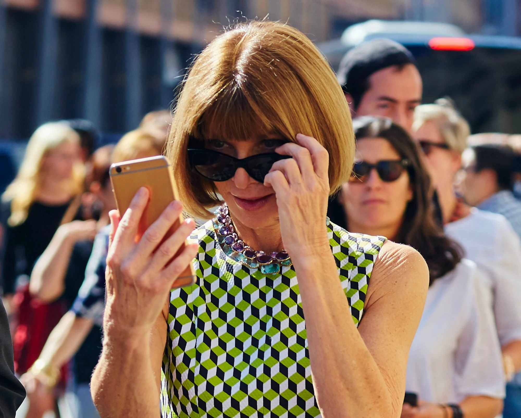 emoji-pistol-anna-wintour-iphone-smartphone-telefon-mobil-1-1.jpg