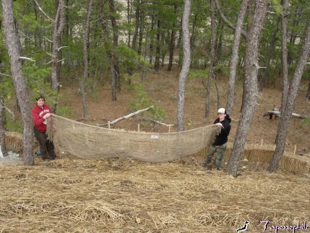 10. Use Pre Cut Jute Netting : Jute netting should be used in pre cut sections of 20 or 30 feet. To avoid destabilizing the bio-engineered surface layers, 2 person installation teams should be used. Install the upper netting edges along the outer edge of each infiltration terrace. The netting contributes to soil structure and provides a stabilizing grid for seed capture.
