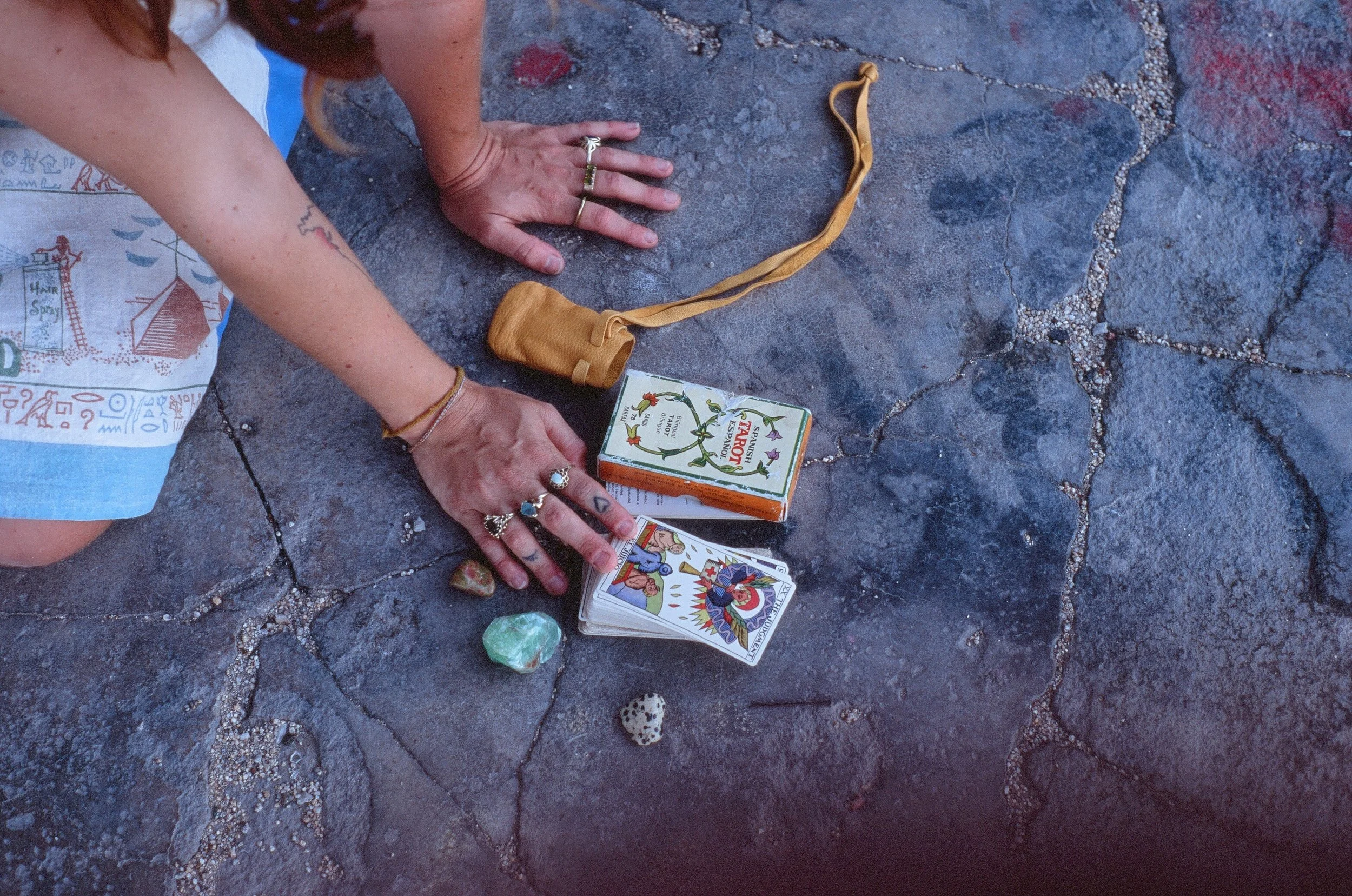 RACHEL WITH EMILY'S SPANISH TAROT DECK, ON THE SET OF " SAINT MARY OF THE MOODS" .