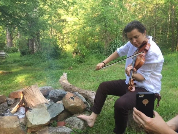 Violinist Jennifer Curtis, at home in North Carolina. Photo ©2016 Sandra Cisneros