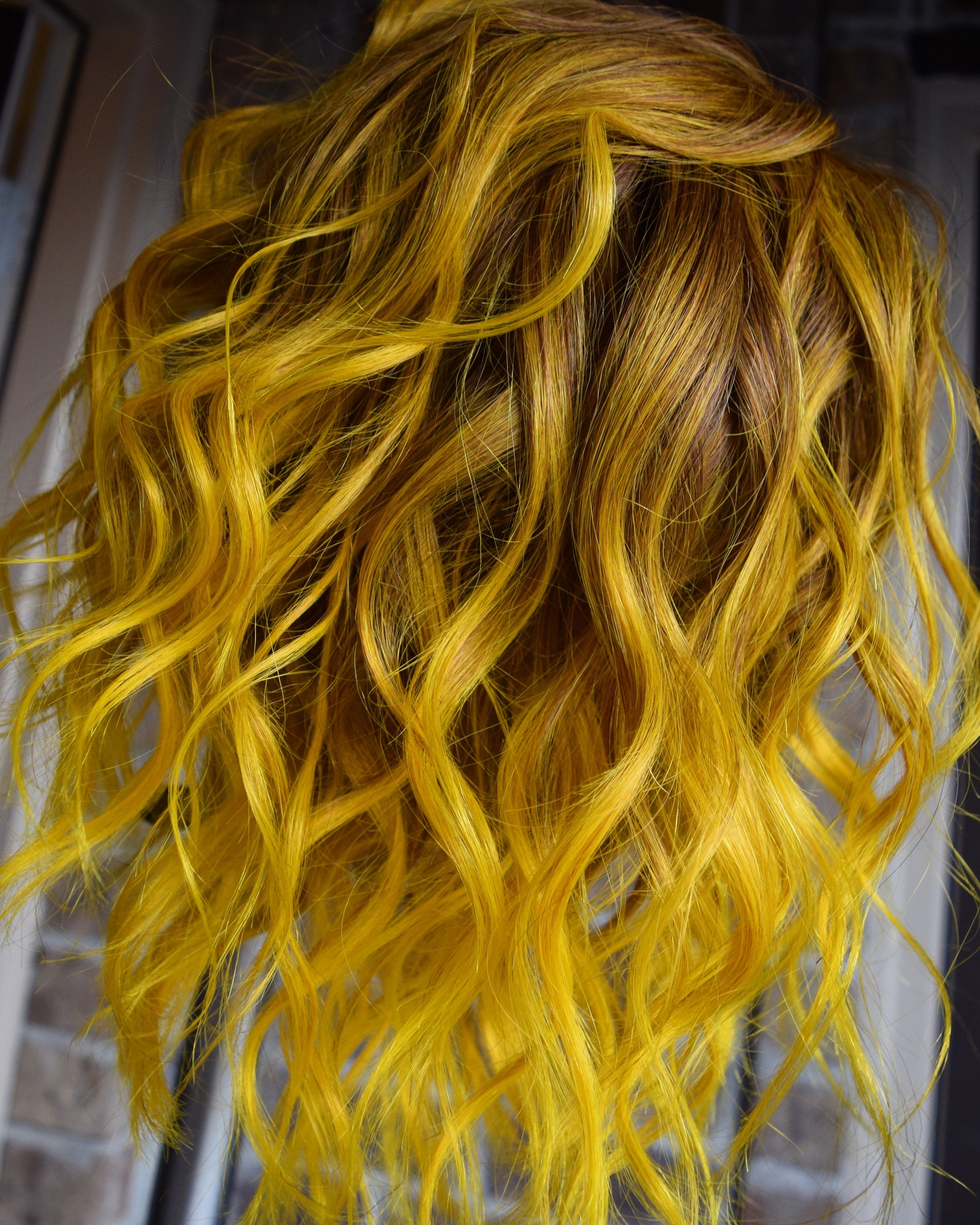 Желто русые волосы. Желтый цвет волос. Жёлтые кончики волос. Мелирование на желтые волосы. Желтые кудри.