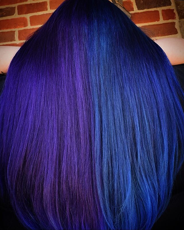 💙💜 Half and Half 💜💙
What I put in my coffee almost everyday.. haha 🤪 But seriously, the half and half color trend is taking over and I&rsquo;m here for it! I did this color on my friend @tbhchelsie using GuyTang #Mydentity Superpower shades Purp