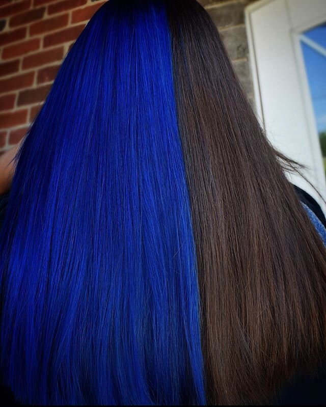 Half &amp; Half 💙🤎
I can&rsquo;t get enough of these half and half colors 😍 We did a root retouch using GuyTang #Mydentity Big9 creme lightener mixed 1:1 1/2 ratio with a splash of @olaplex added in. Lifted her to a level 9 and then washed and tow