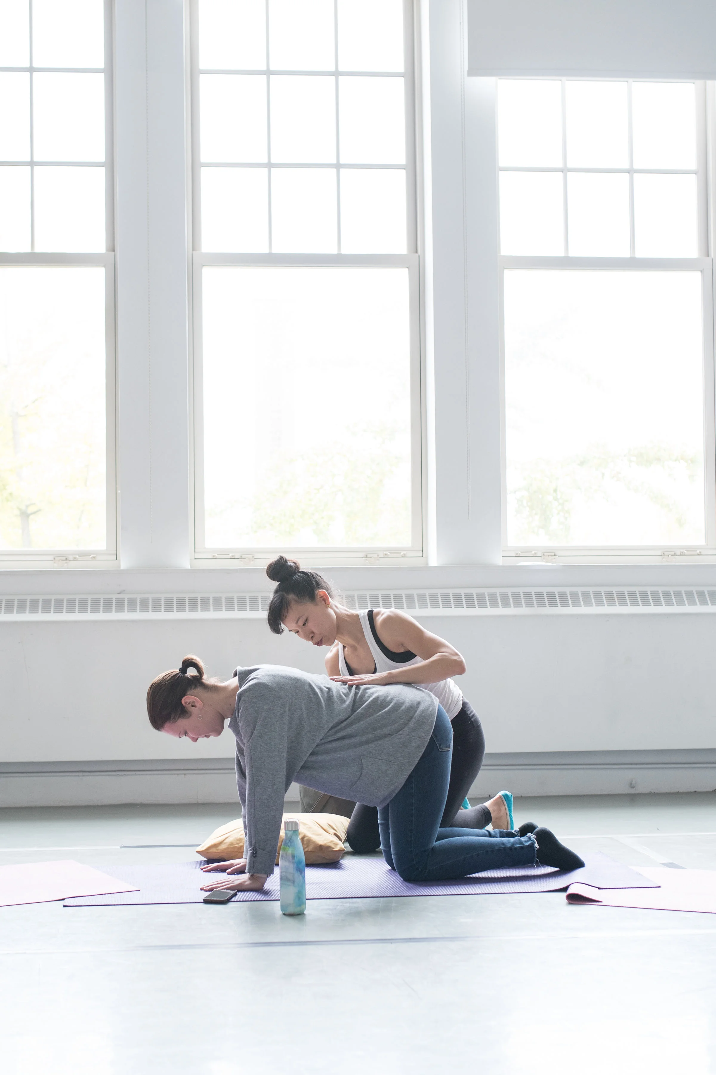 Breathing often needs to be repatterned after pregnancy since the lungs are pushed way up into our torsos. On all fours, can you draw in your belly while sending your breath into your ribs? (photo: @pictonatphoto)