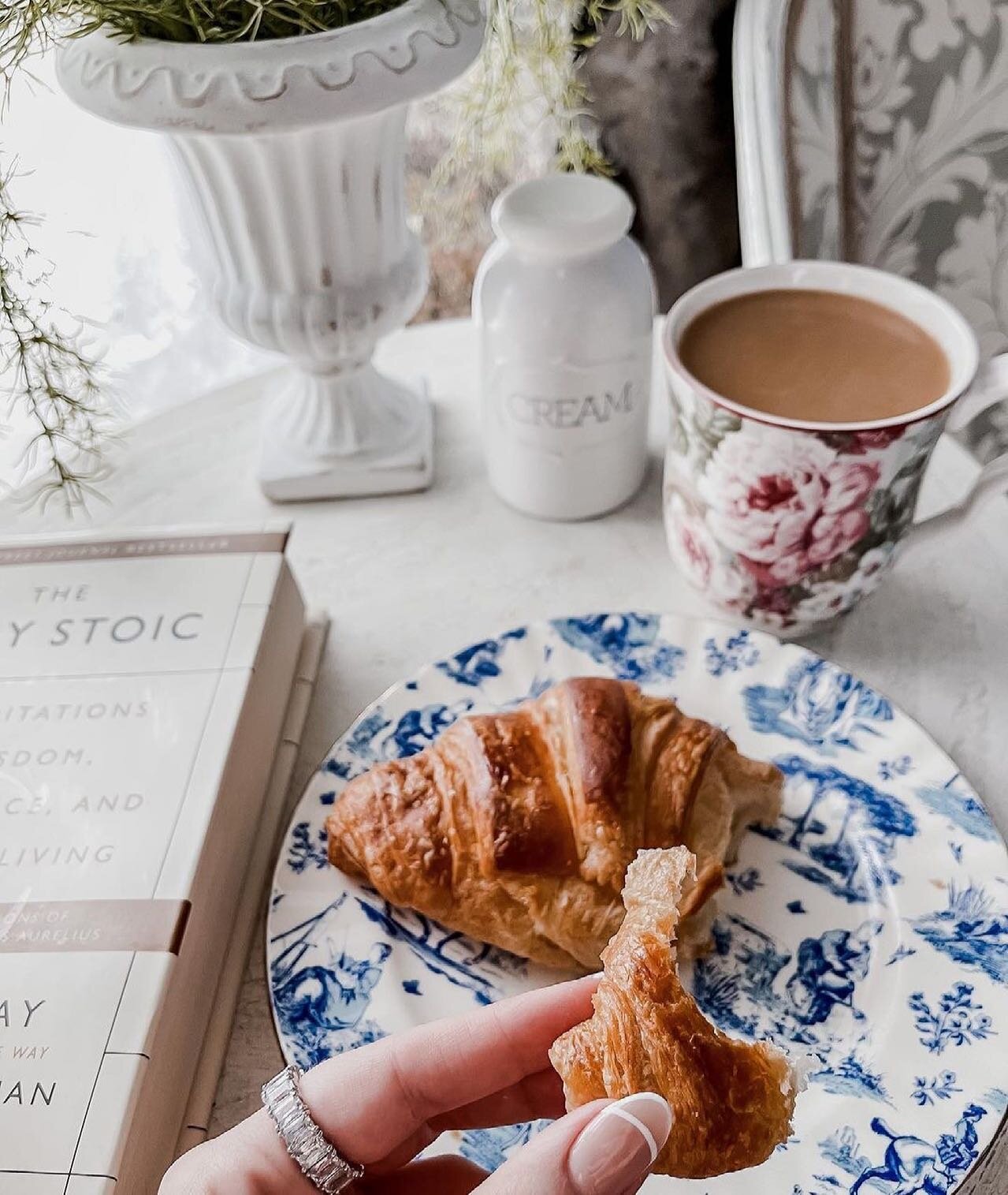 #repost &bull; @thelifeoflej Friday mornings are so much better when waking up in the cutest cottage and enjoying a croissant &amp; decaf coffee 💗 I will be posting more details about the cottage in an upcoming post! Happy Friday loves ☕️☀️🥐