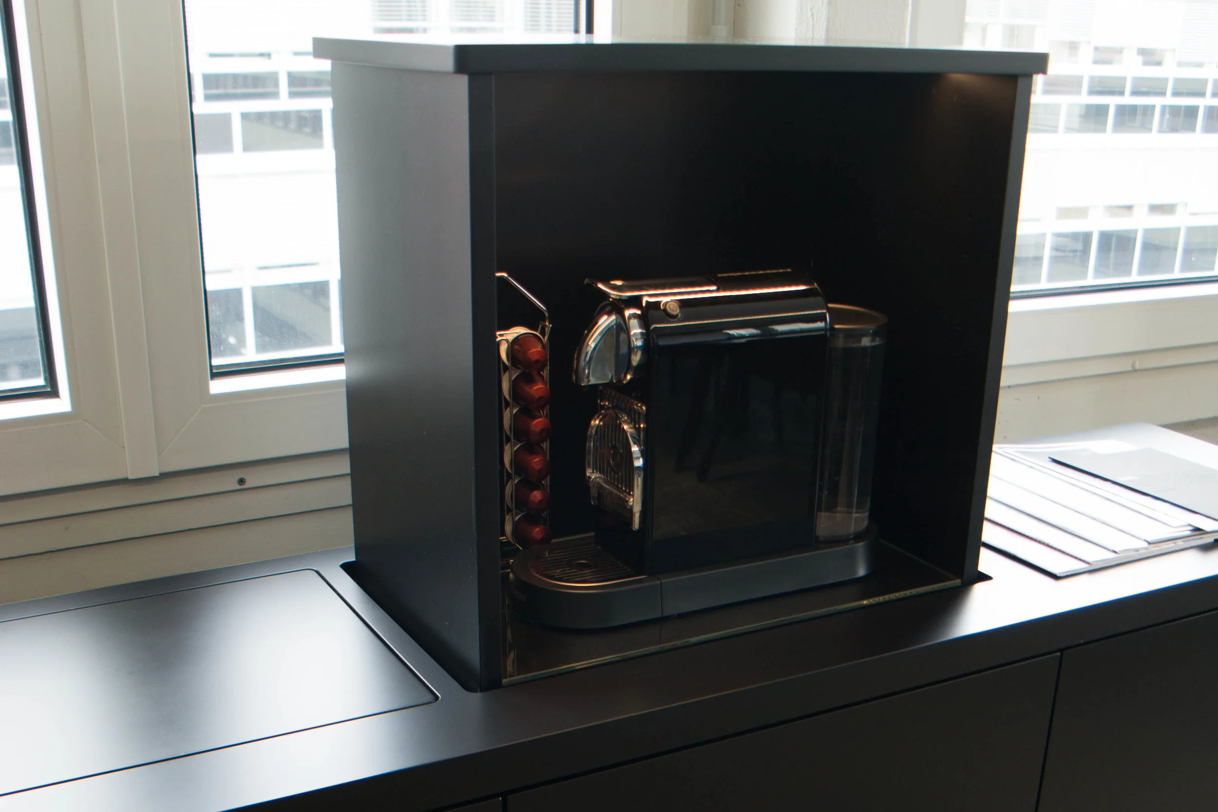 Bei diesem Barmöbel fahren per Fernbedienung eine Bar, eine Tee- und eine Kaffeemaschine hoch, beleuchtet mit LED.