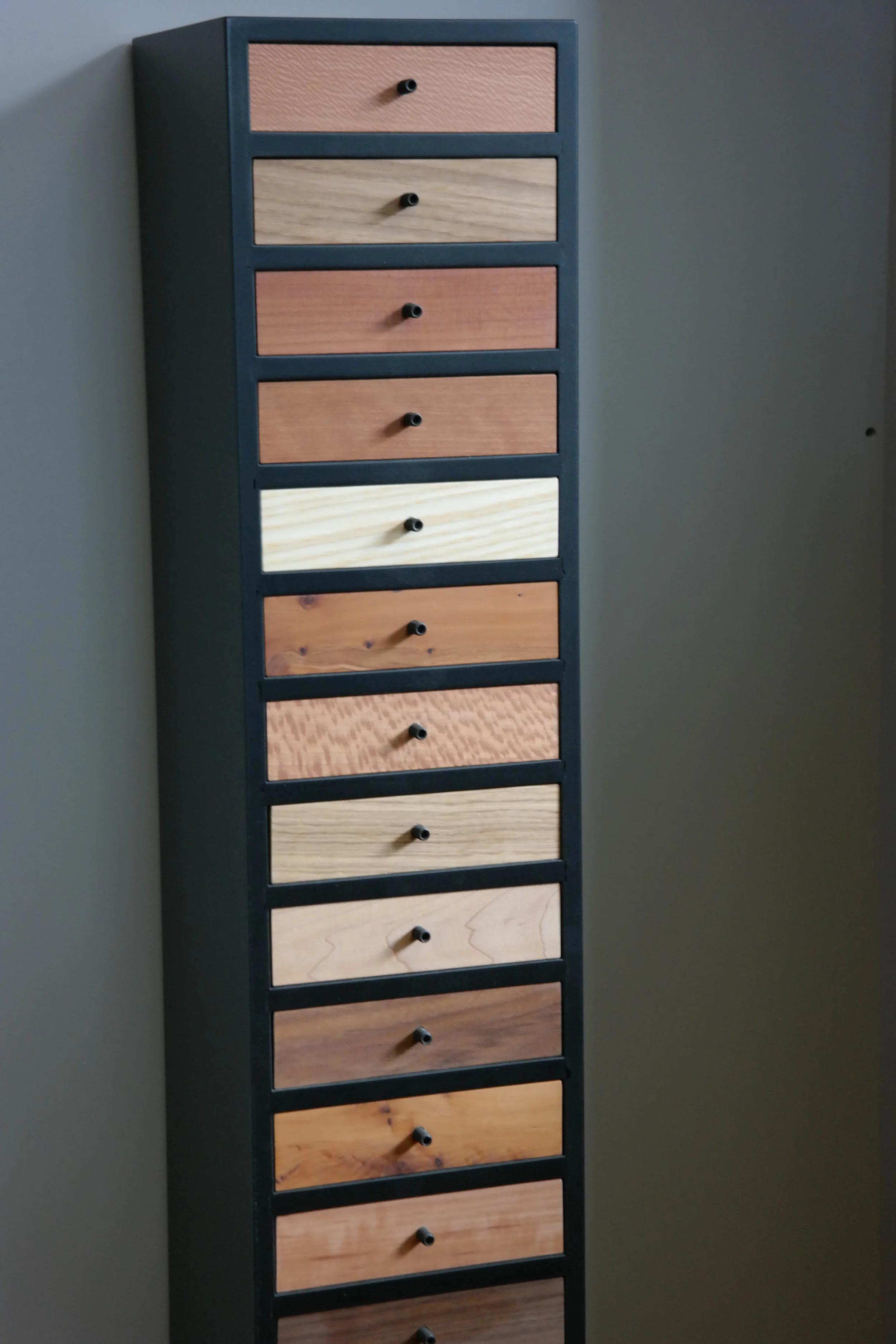 Schubladenobjekt, MDF schwarz und verschiedene Holzarten