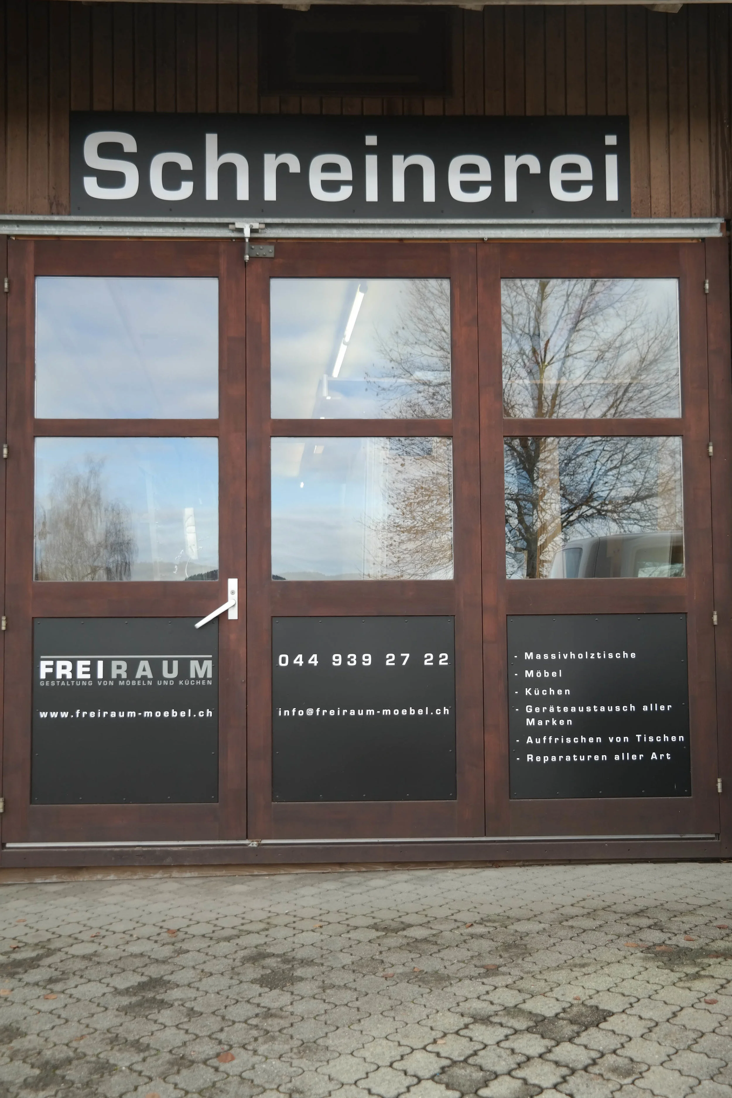 Da wir Ihre Möbel selber montieren, ist unsere Werkstatt nicht immer besetzt. Wir bitten um Verständnis. In dringenden Fällen erreichen Sie uns auf 079 222 23 83.