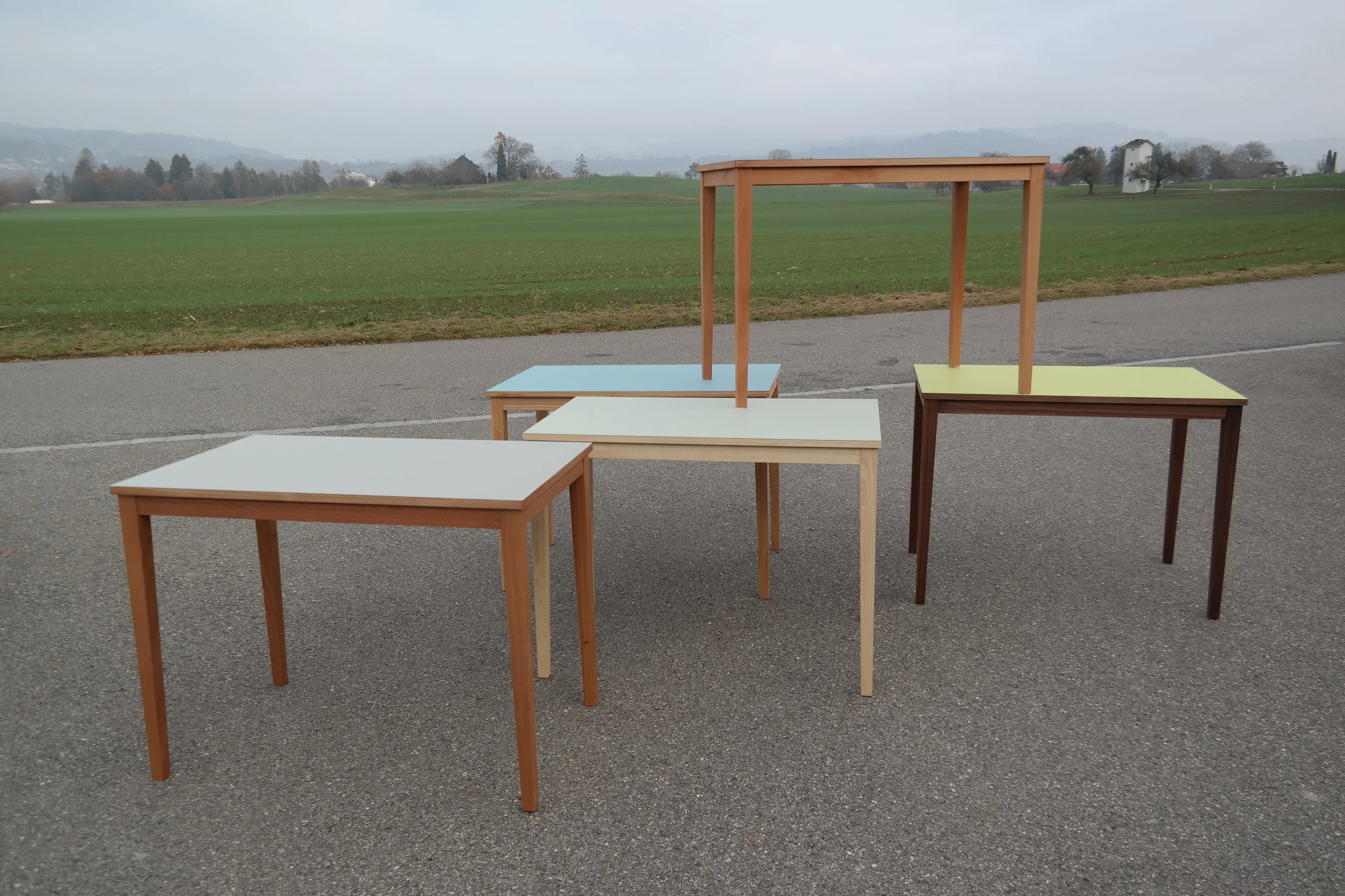  kleine Freiraum-Tische mit der Linoleum Arbeitsplatte. 