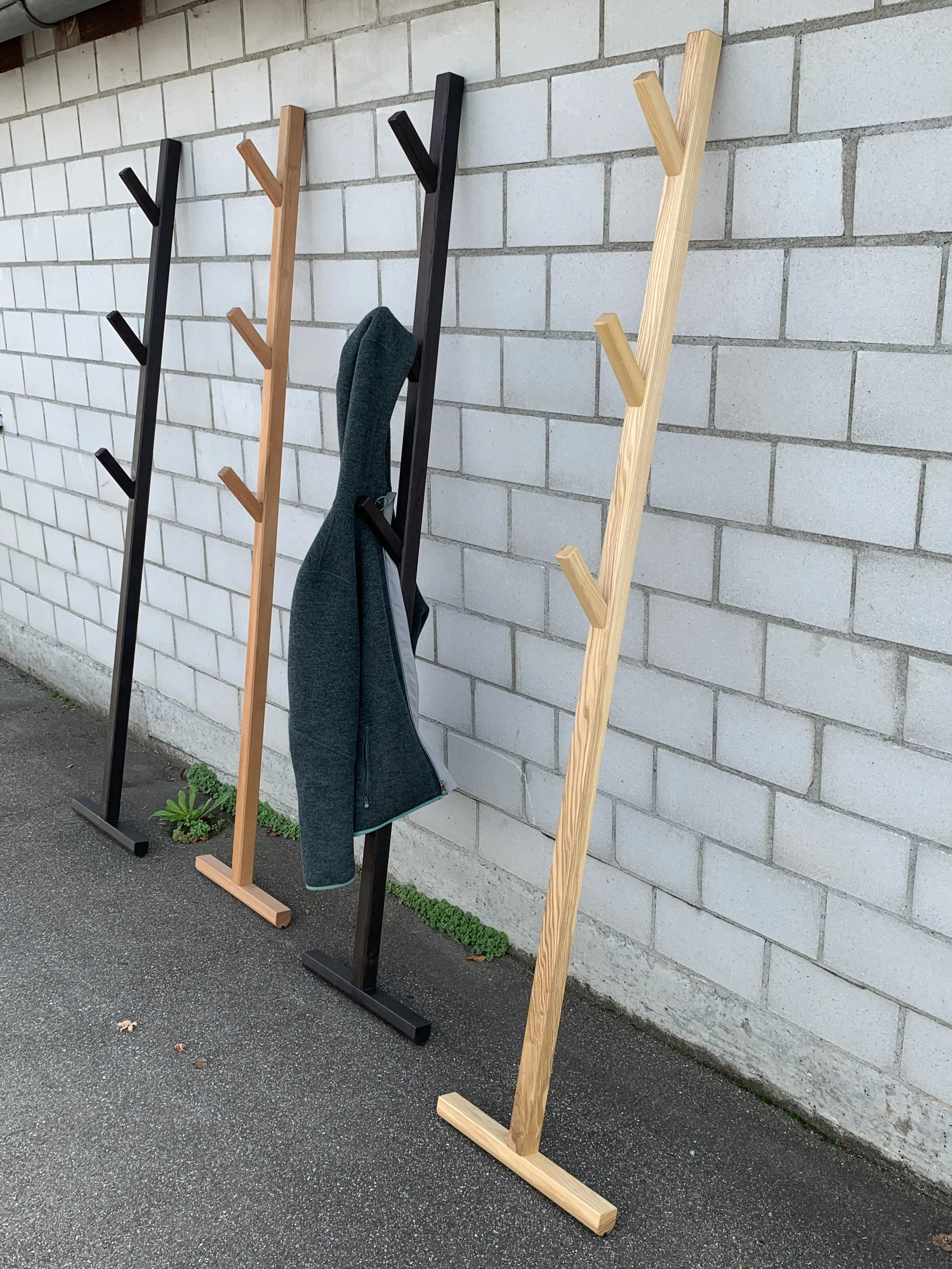  Mobile Kleiderständer: ideal für Schlafzimmer, Ordnung im Jugendzimmer, für kleine Eingangsbereiche. Wird nur an die Wand gelehnt. Diverse Holzarten, solange Vorrat in unserer Werkstatt zu erwerben. 