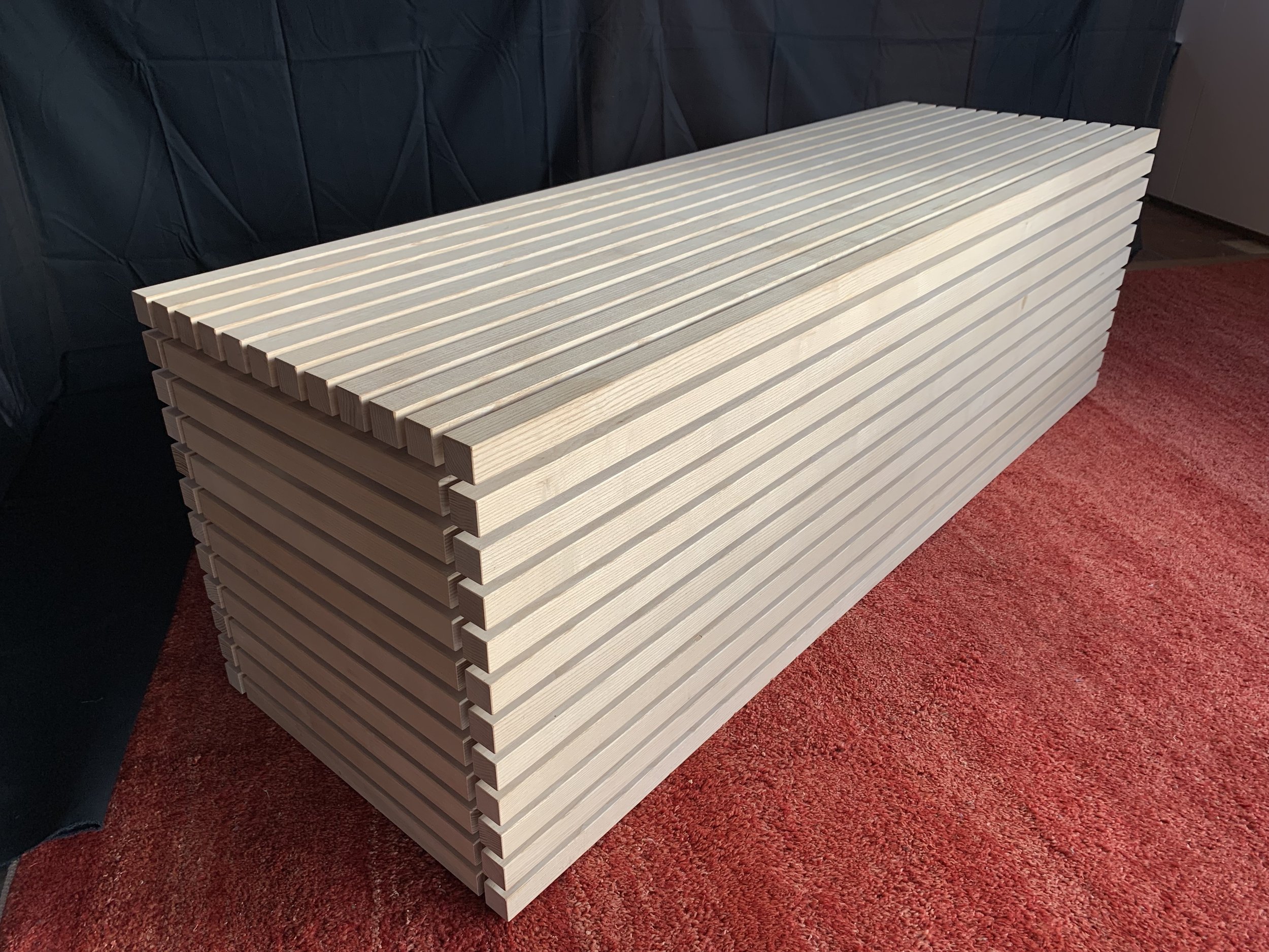  Schuhbank in Esche massiv, oben zum Aufklappen, innen mit zwei verschiebbaren Schuhablagen 